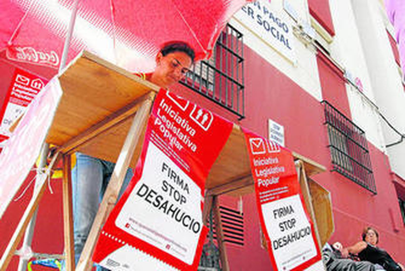 Imagen de una de las recogidas de firmas organizadas recientemente por la Asociación de Afectados por la Hipoteca, en Chiclana.