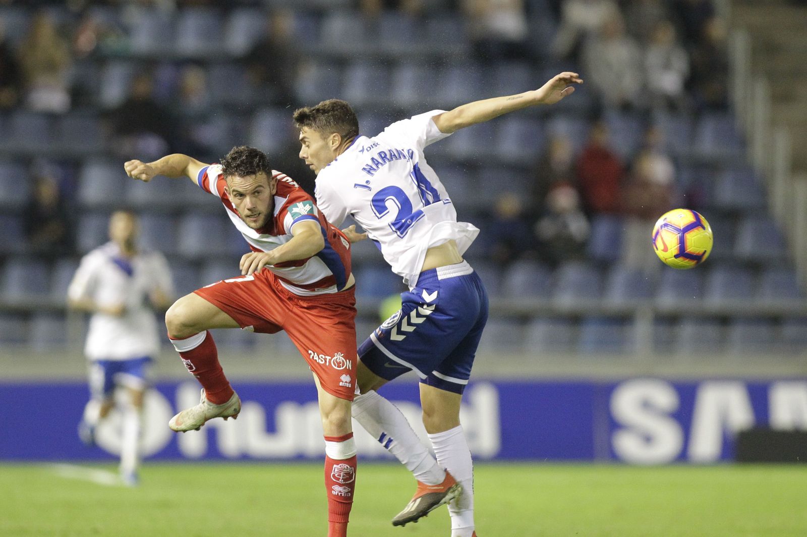 El delantero del Granada CF Adrián Ramos aguanta la presión de Camille.