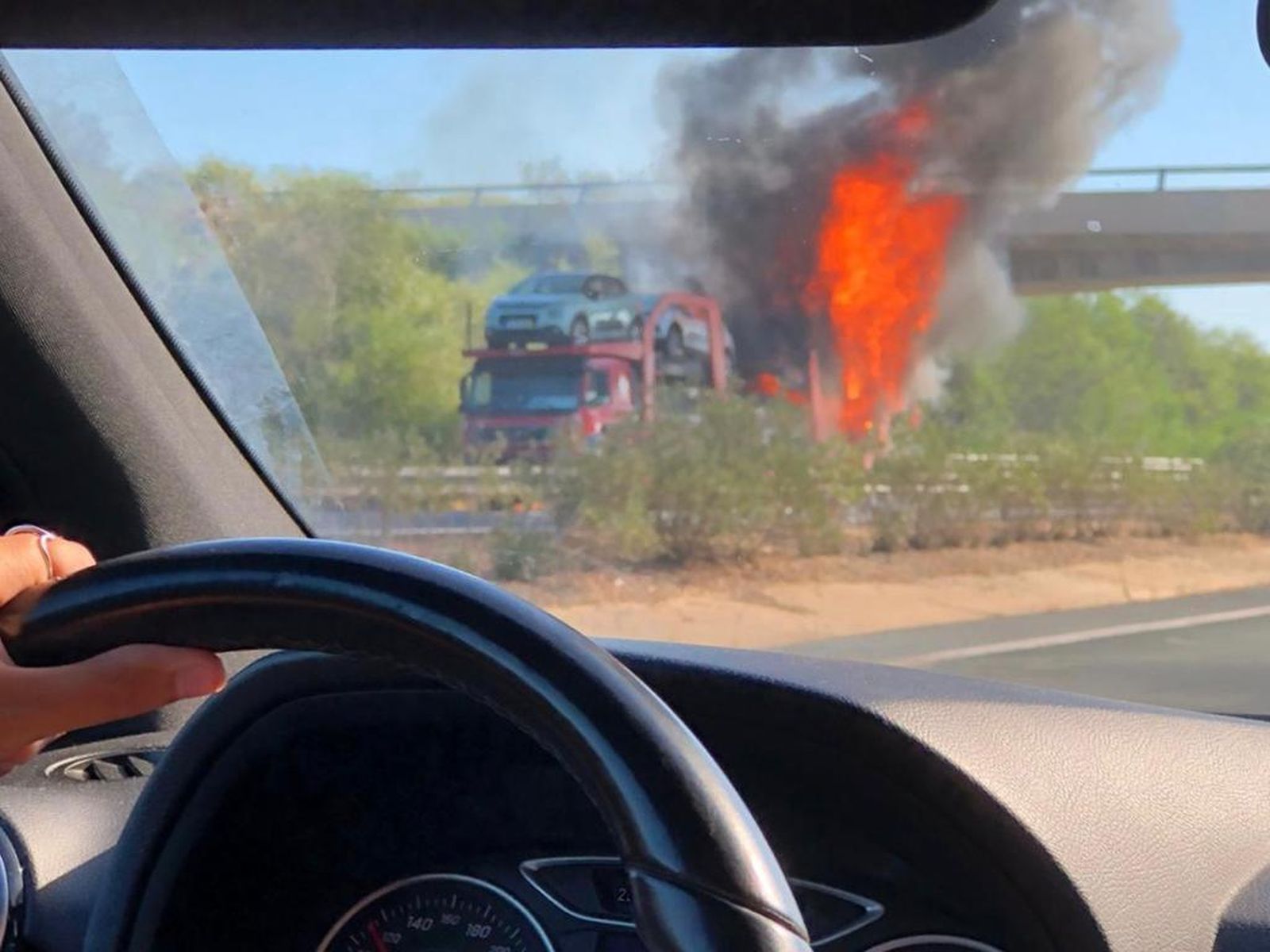 El camión envuelto en llamas.