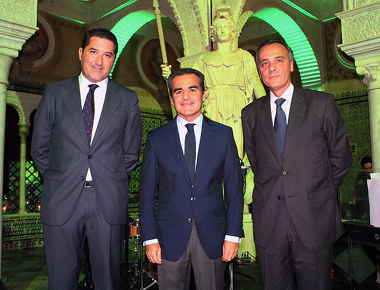 Carlos Dorado, delegado general de Banca Privada y Banca Personal de La Caixa; Rafael Herrador, director territorial de Andalucía Occidental de La Caixa, y el director ejecutivo de La Caixa Banca Privada y Personal, Juan Gandarias.  Foto: Victoria Ramírez