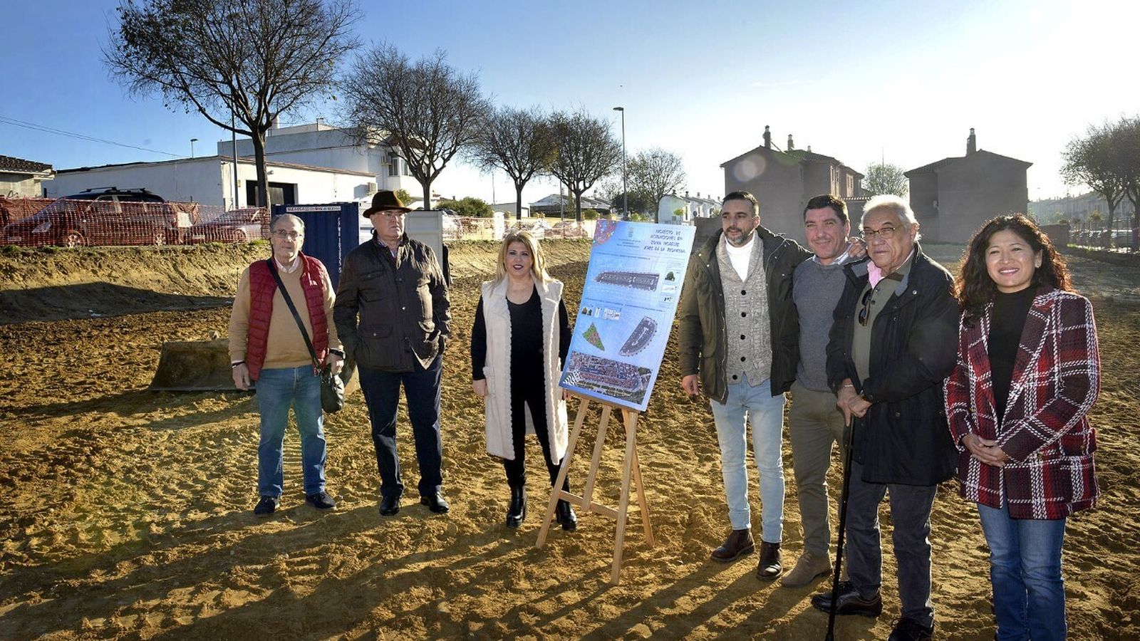 La alcaldesa y varios ediles del gobierno, con vecinos de la zona durante una visita a las obras.