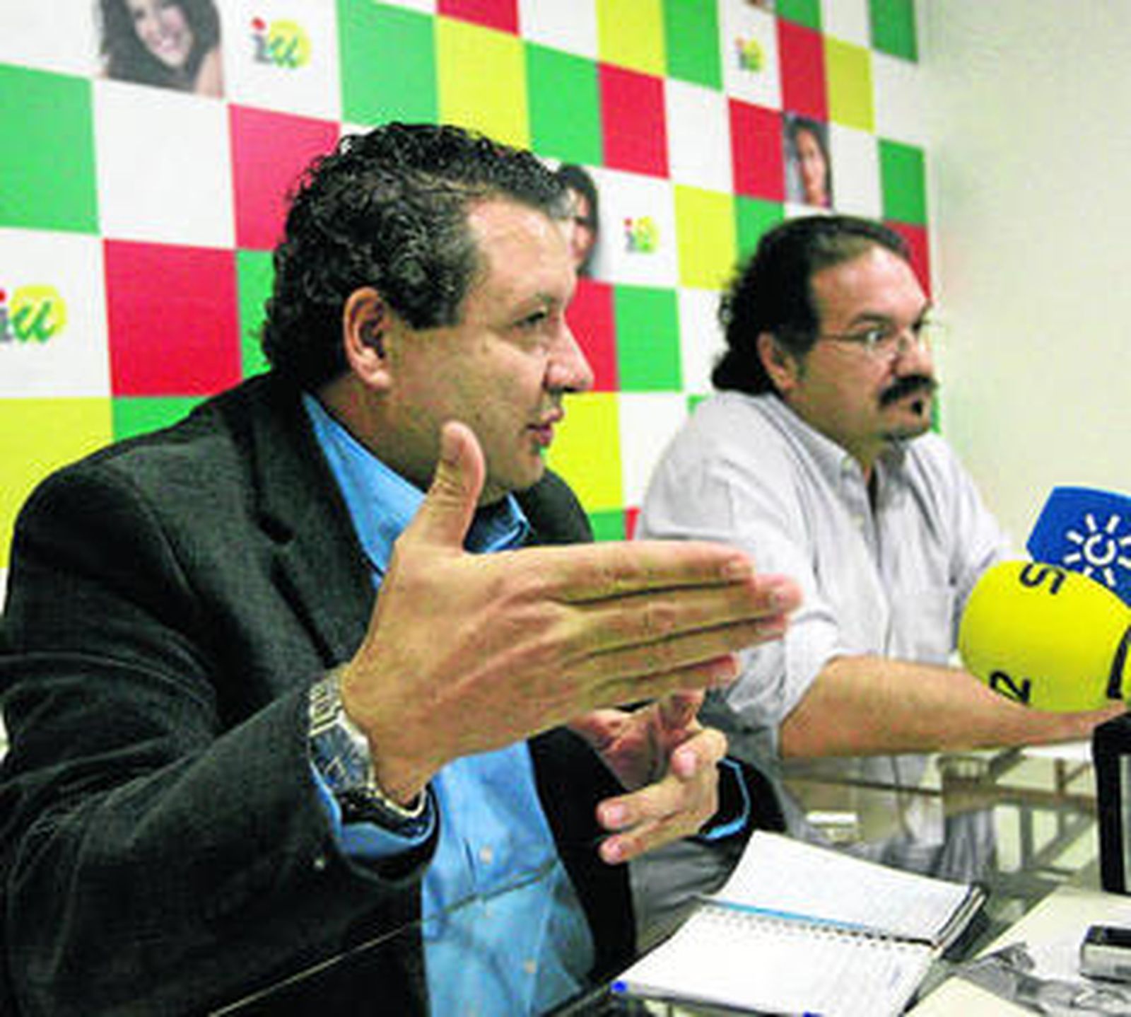 Francisco Martínez y Francisco Urbano, ayer en la sede de Izquierda Unida.