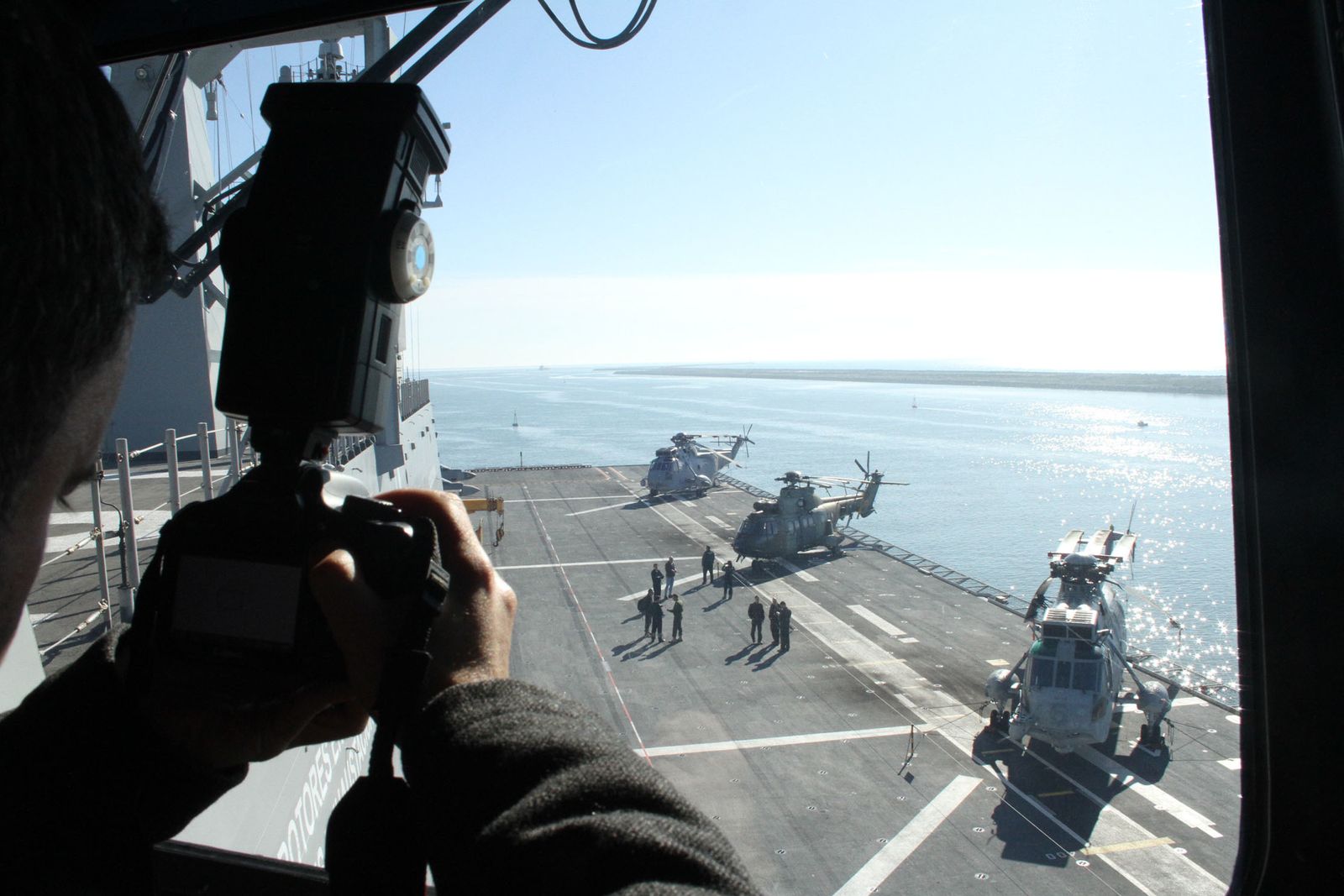 Imágenes de las primeras horas del portaaviones "Juan Carlos I" en el puerto de Huelva, durante su visita este fin de semana