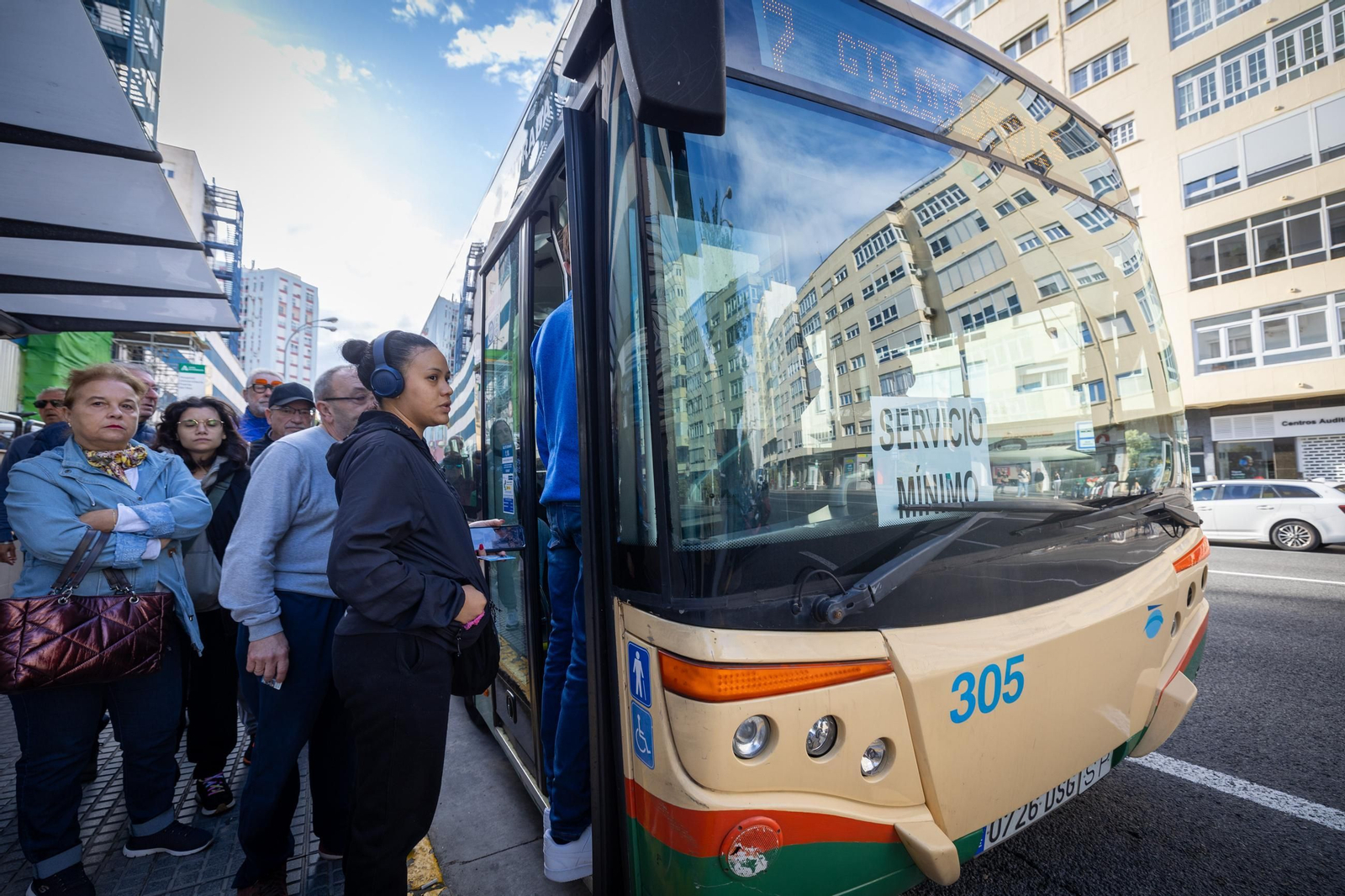 Imágenes de la primera jornada de huelga de autobuses en Cádiz