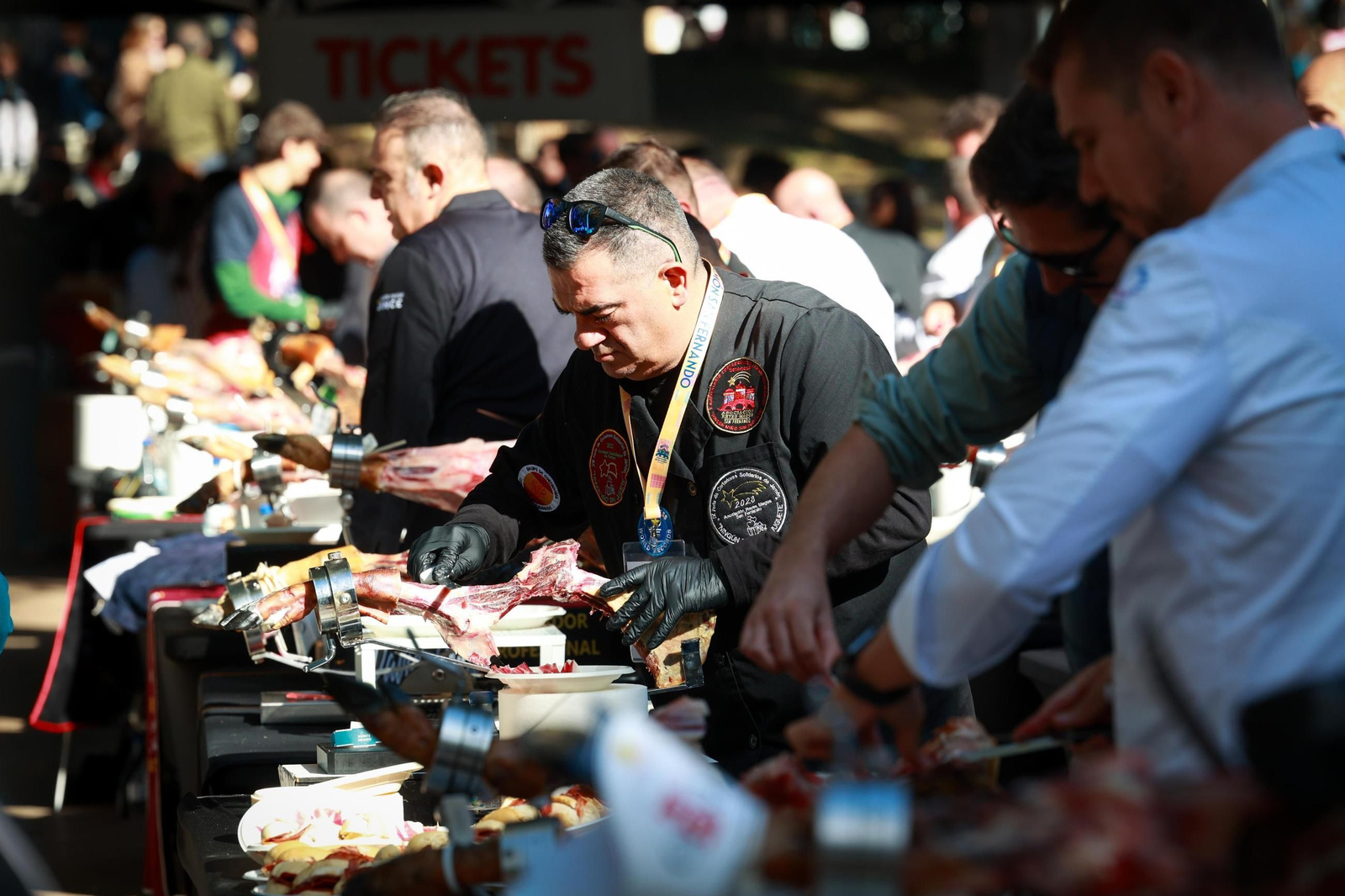 Las imágenes de la Feria Solidaria de Cortadores de Jamón en San Fernando