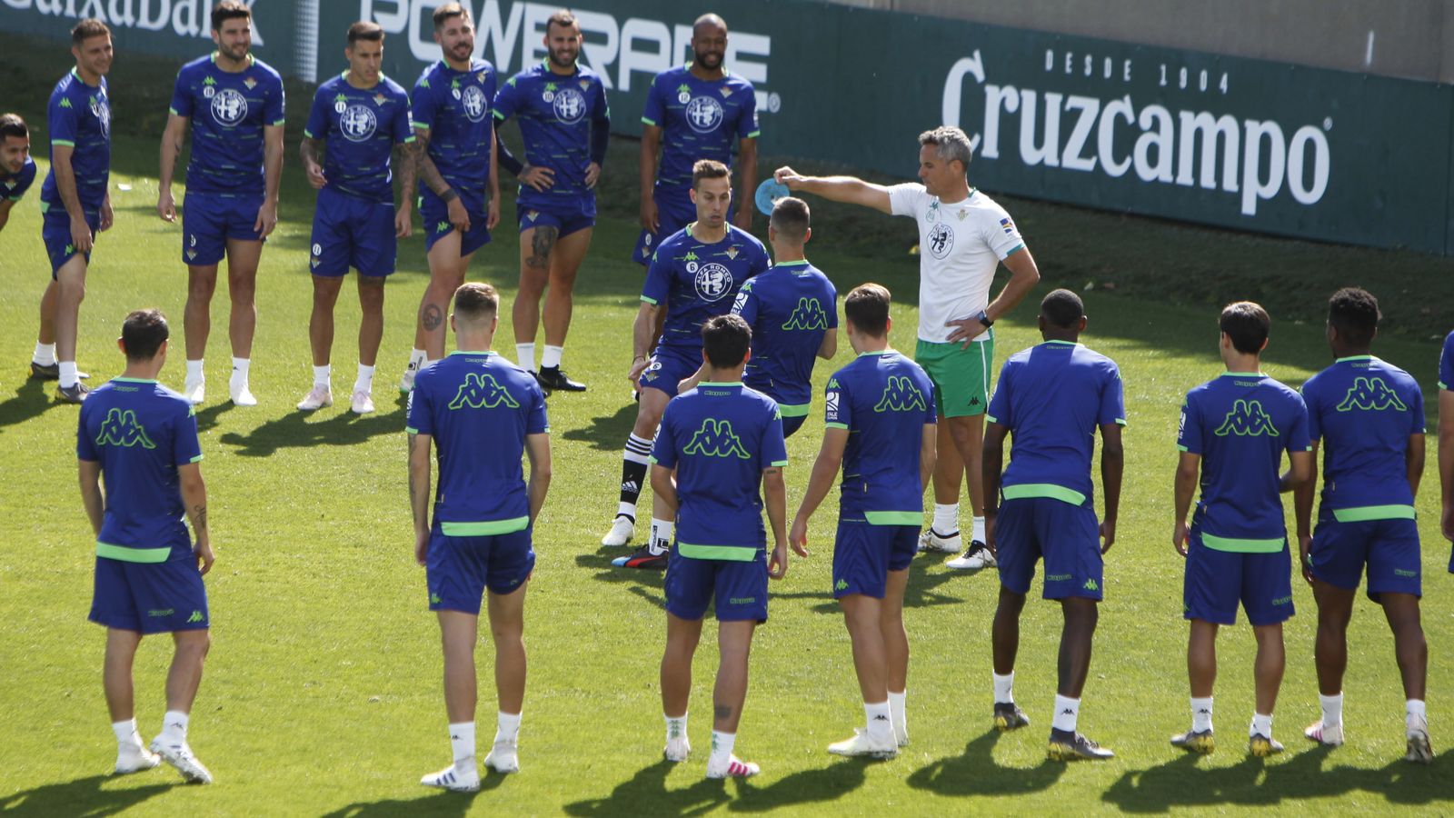 Marcos Álvarez dirige un ejercicio en el entrenamiento del Betis.