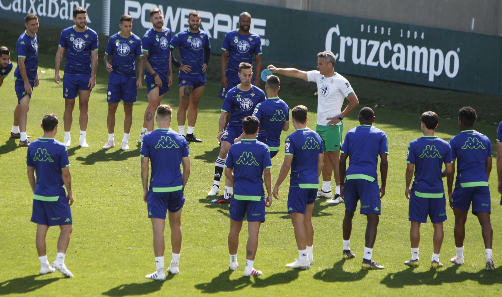 Marcos Álvarez dirige un ejercicio en el entrenamiento del Betis.