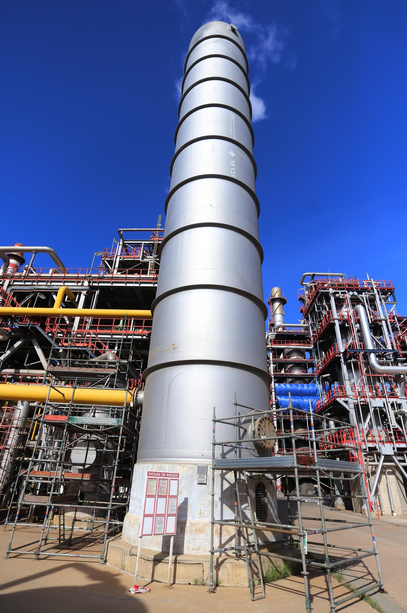 Cepsa fabrica combustible sostenible en el polo energético de La Rábida (Huelva) a partir de huesos de aceituna y otros residuos vegetales, en imágenes