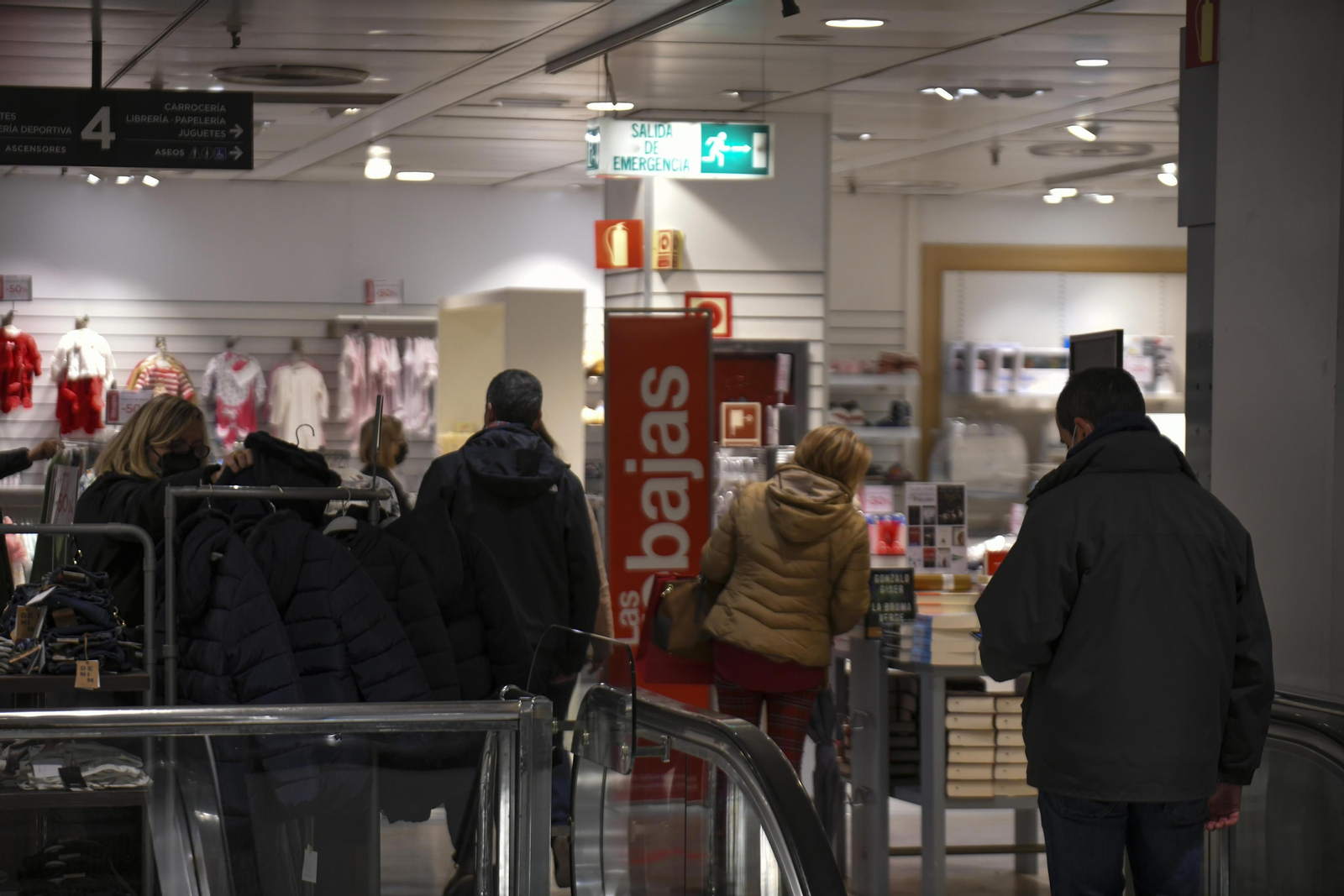 Fotos: el inicio de las rebajas en el Corte Inglés de Granada
