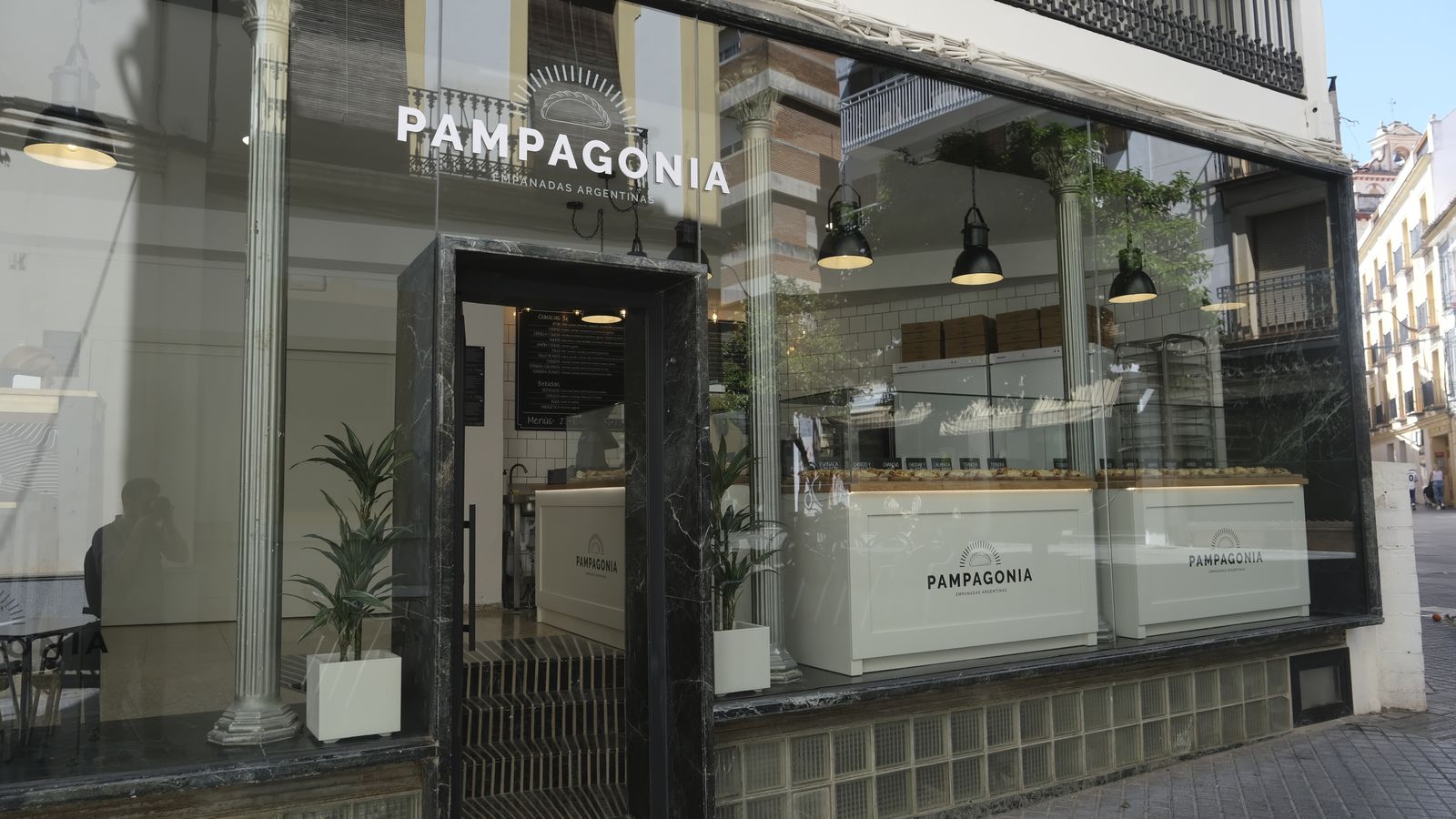 La empanadería ocupa un mítico local diseñado por el famoso arquitecto Rafael de la Hoz Arderius