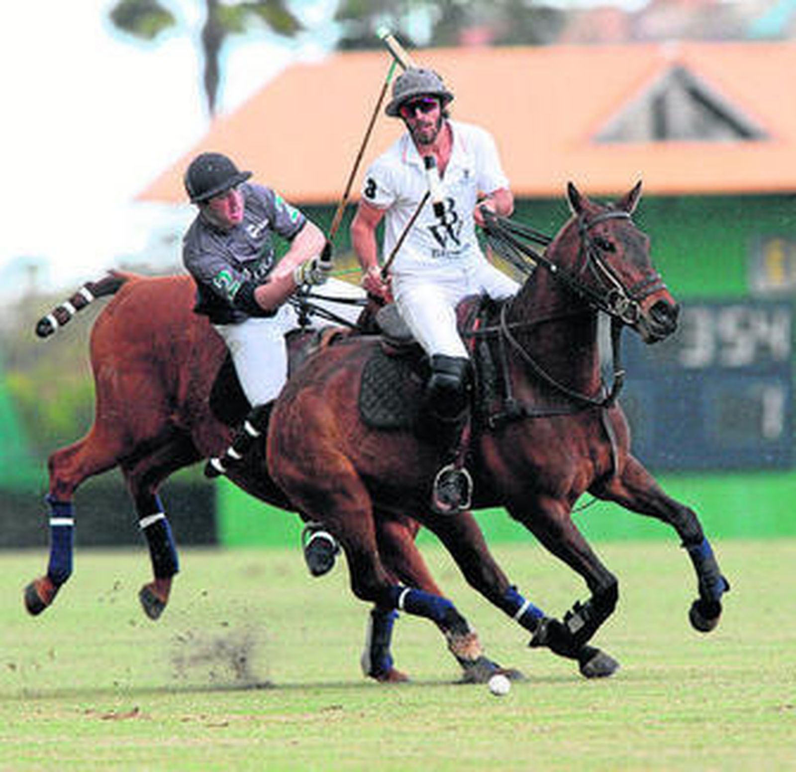 Un lance del duelo entre El Trébol y Bayswater.