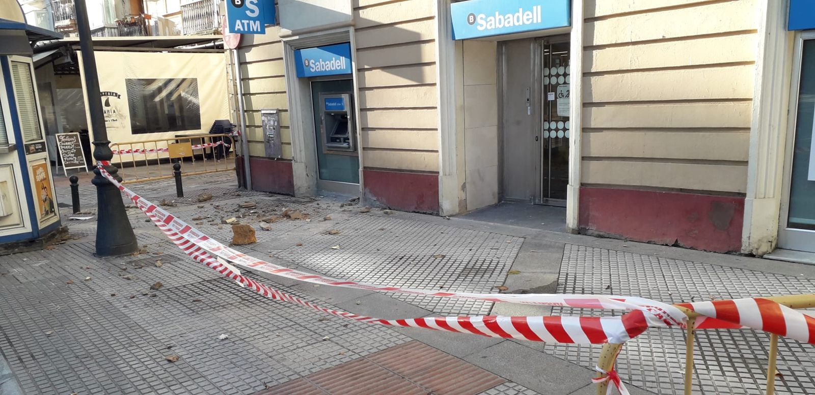 Los cascotes que quedaron en la acera tras el desplome.