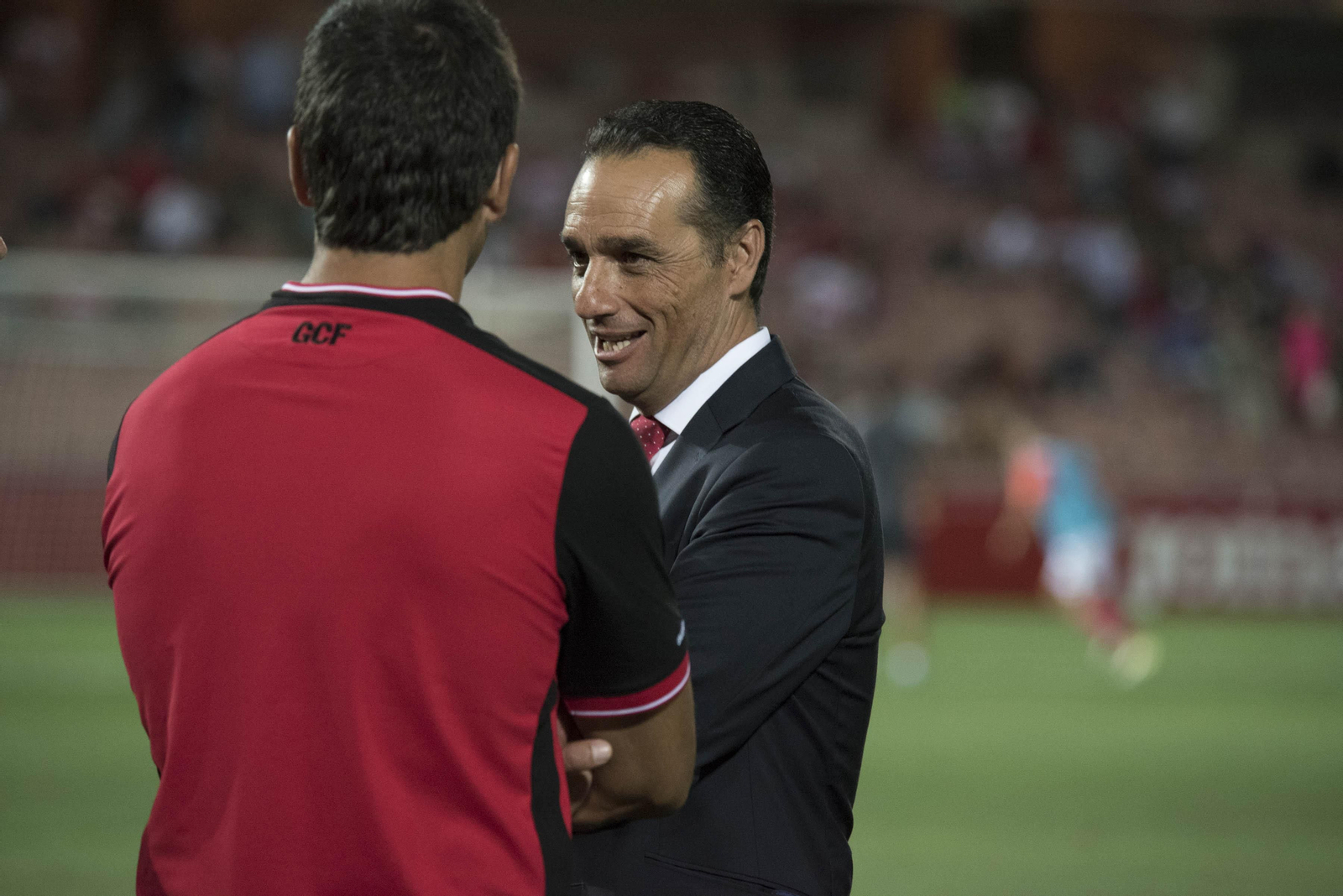 Oltra charla con uno de sus ayudantes antes del partido.