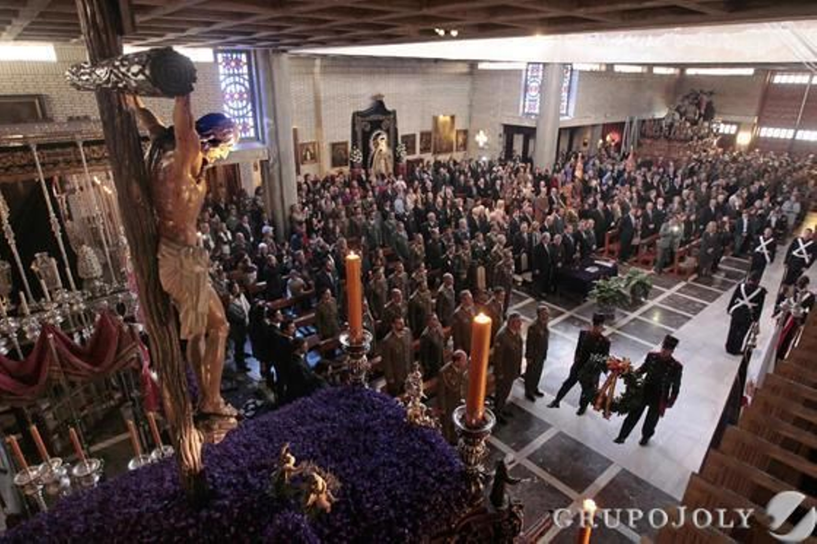 El convento de Capuchinos, repleto en la mañana de ayer durante la renovación del voto del Ejército.

Foto: Jose Contreras
