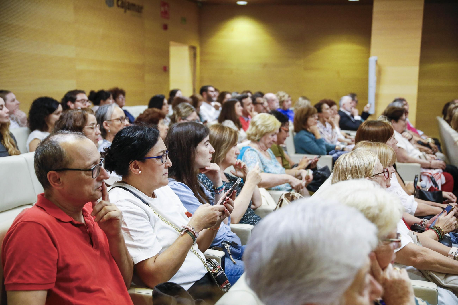 Carmen Mola presenta su libro "El clan" en la Casa de las mariposas de Almería, en imágenes