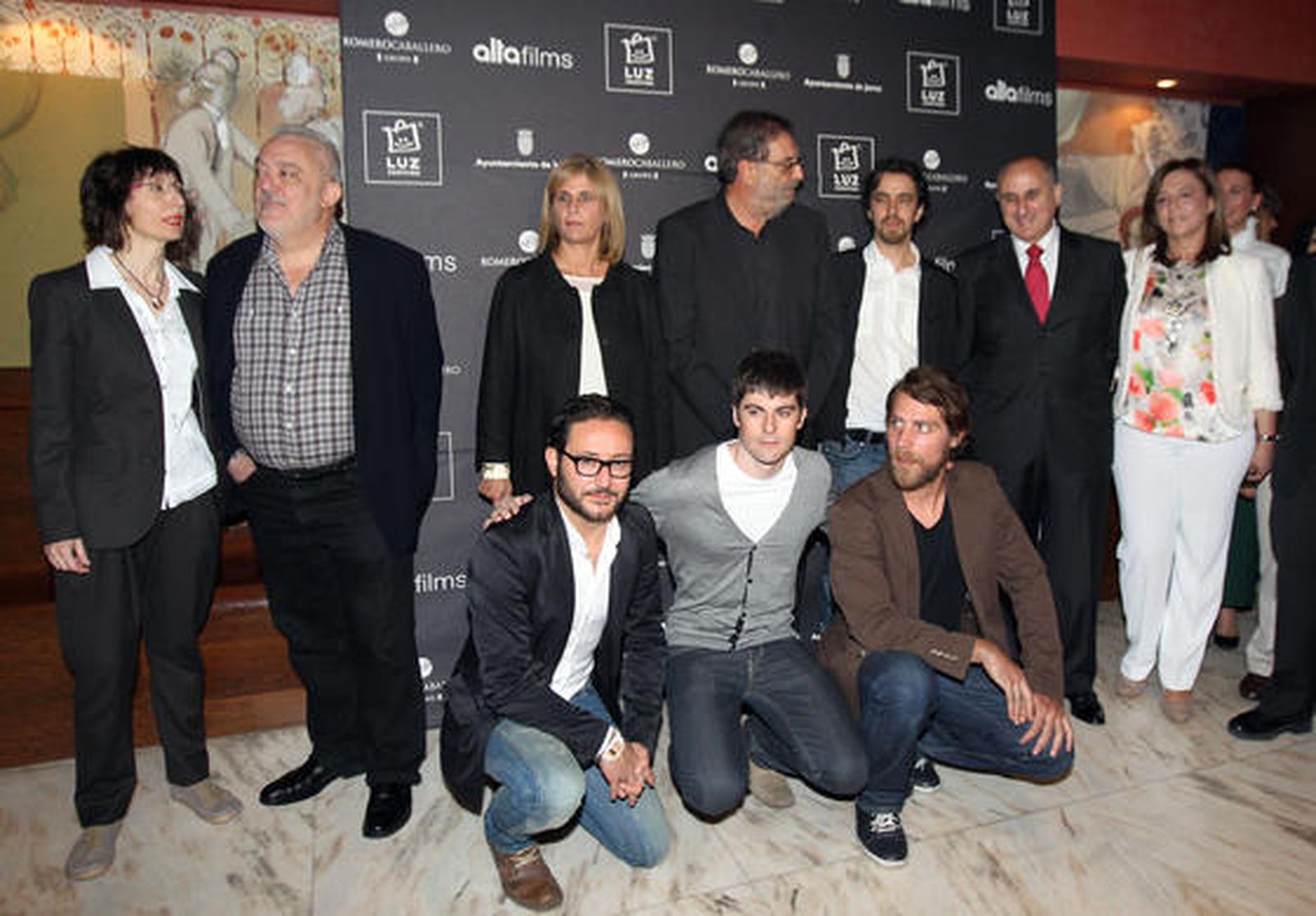 El equipo de la cinta posa en el hall del Villamarta junto a patrocinadores y la alcaldesa de la ciudad. 

Foto: Miguel Angel Gonzalez