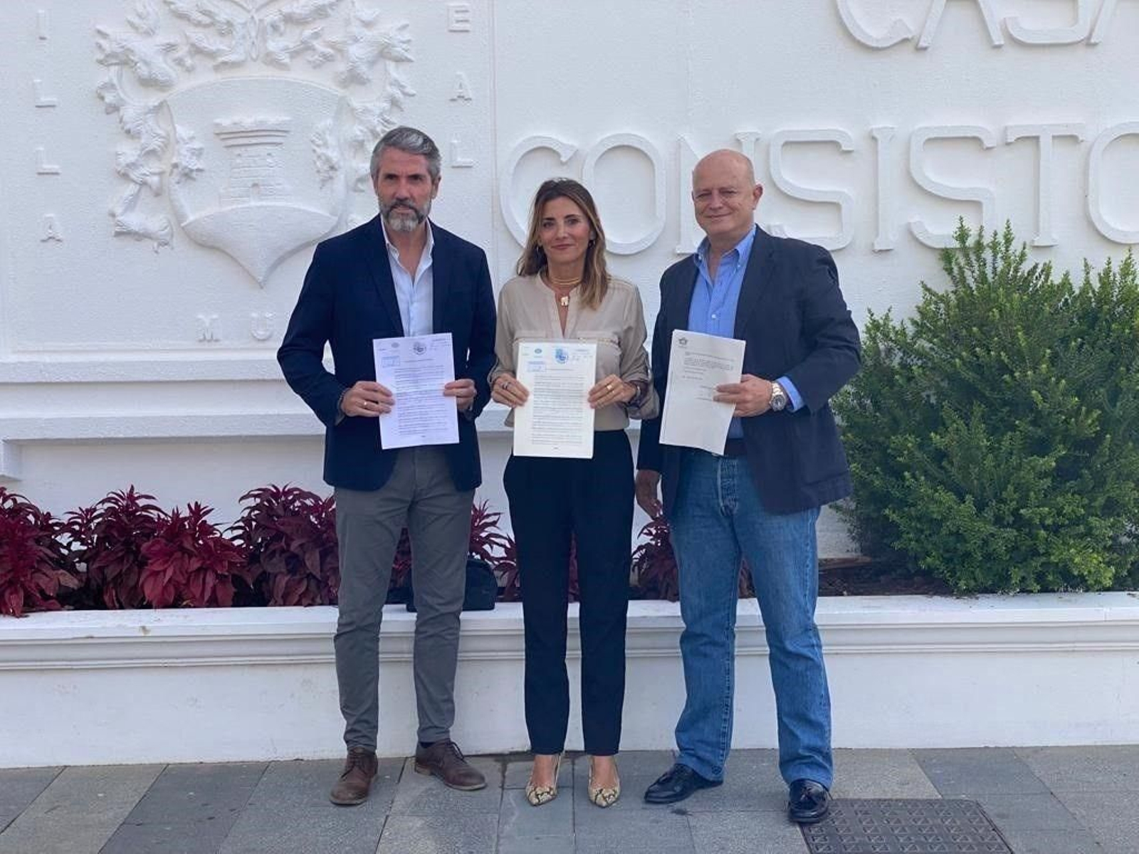 Maldonado, Mata y Belmonte durante la firma de la moción de censura. Maldonado, Mata y Belmonte durante la firma de la moción de censura.