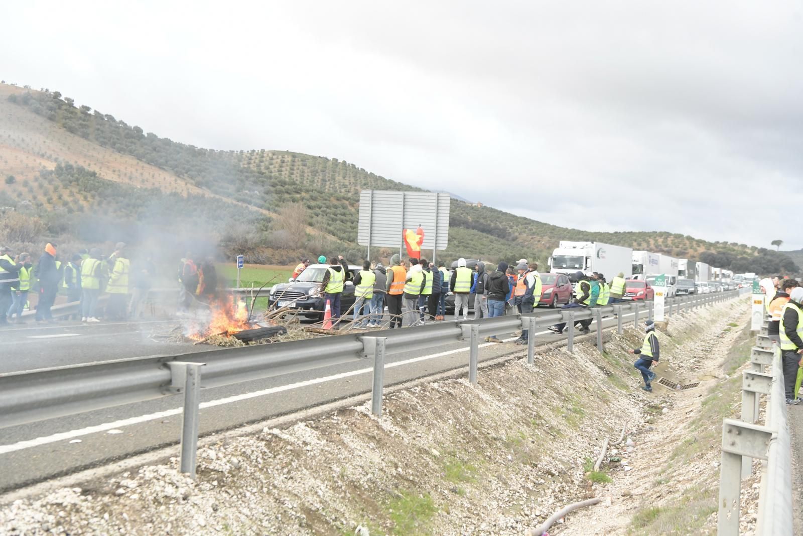 Protestas de los agricultores en Granada: fotos del corte de la A-92 este sábado