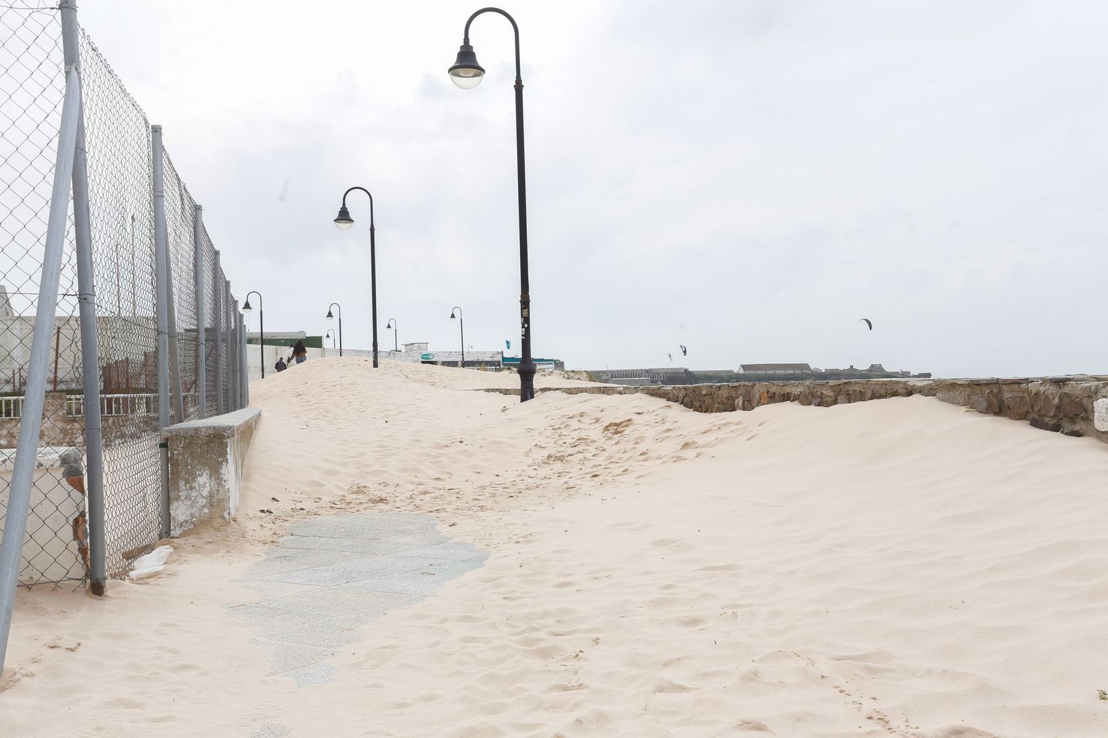 Las fotografías del paseo marítimo de Tarifa cubierto por la arena
