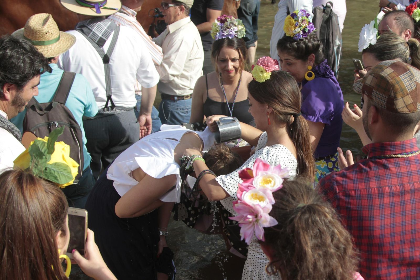 Las hermandades cruzan el vado del Quema