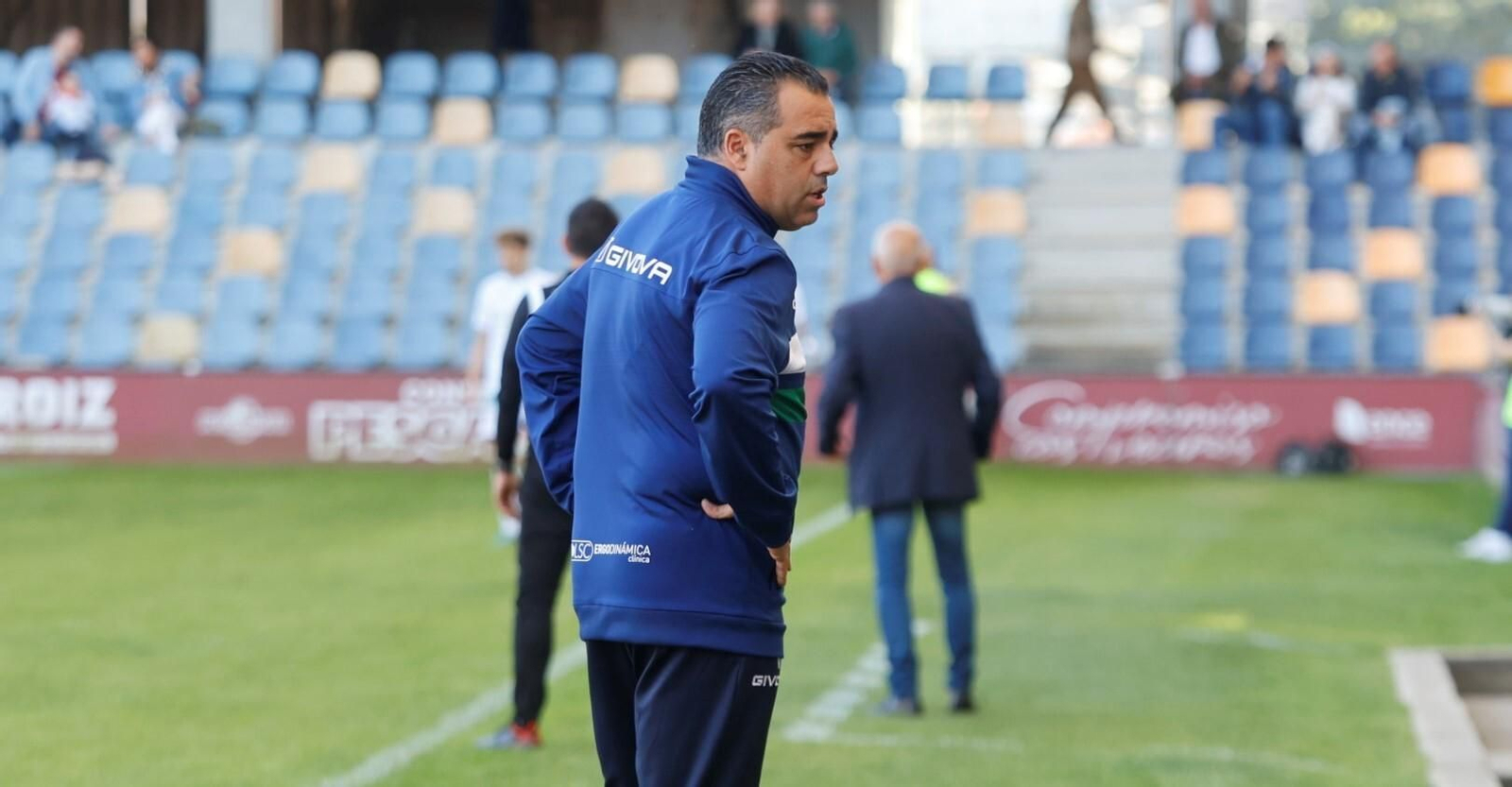 Germán Crespo busca soluciones en su banquillo durante el Pontevedra - Córdoba CF.