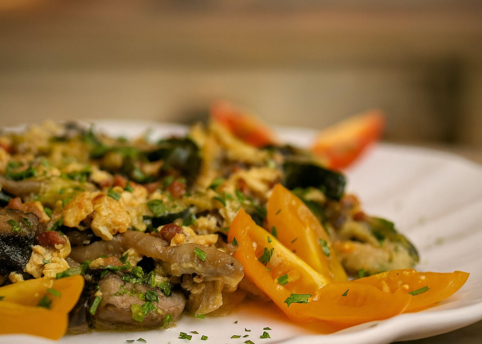 El patio de Córdoba donde es primavera todo el año, tiene galería de arte propia y se come de lujo