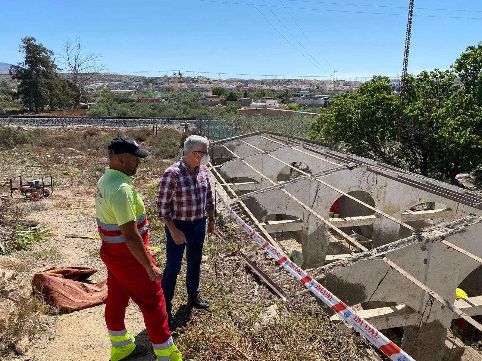 El alcalde de Huércal de Almería, Ismael Torres, visita el inicio de las obras en el lavadero de Los Peñoncillos