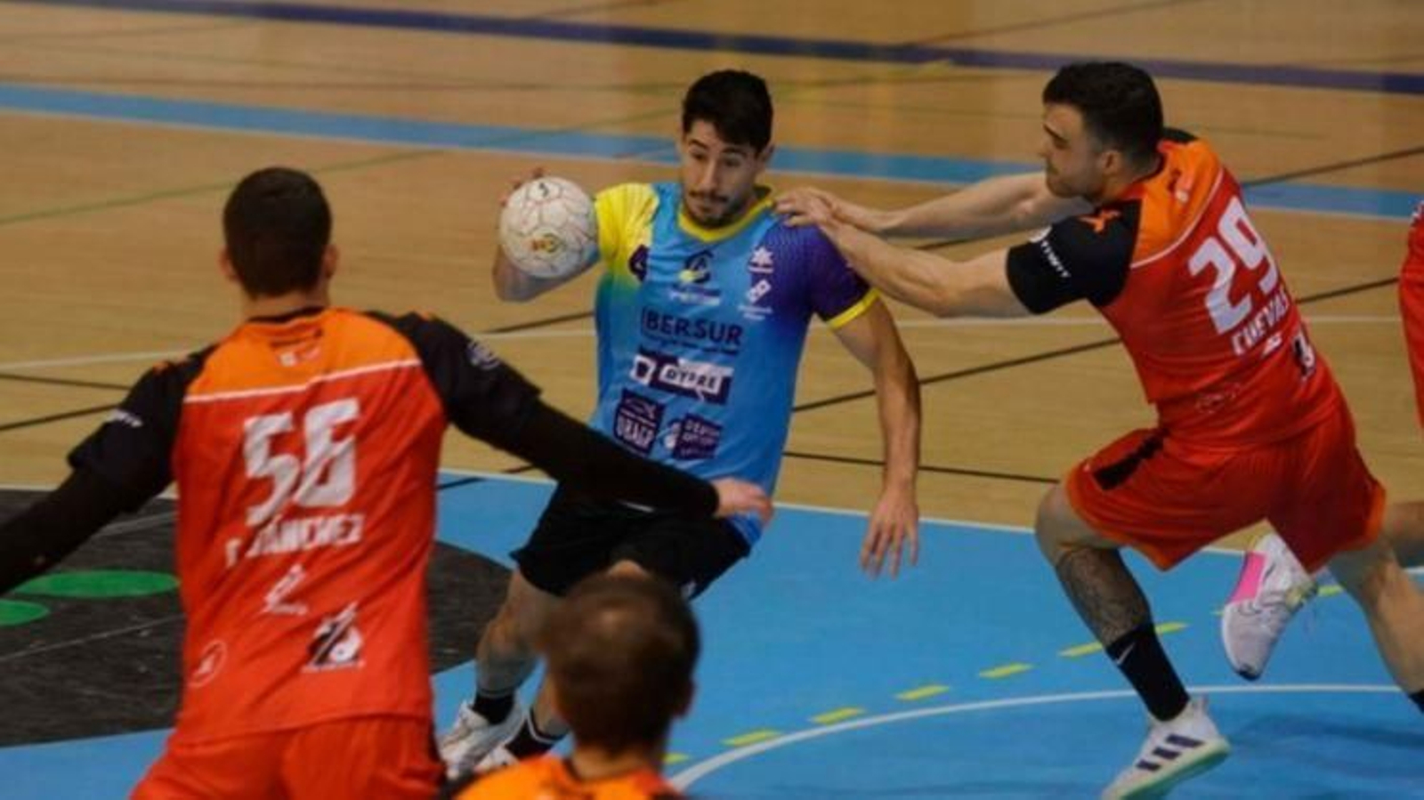 Adrián Santamaría conduce un ataque del BM Ciudad de Algeciras