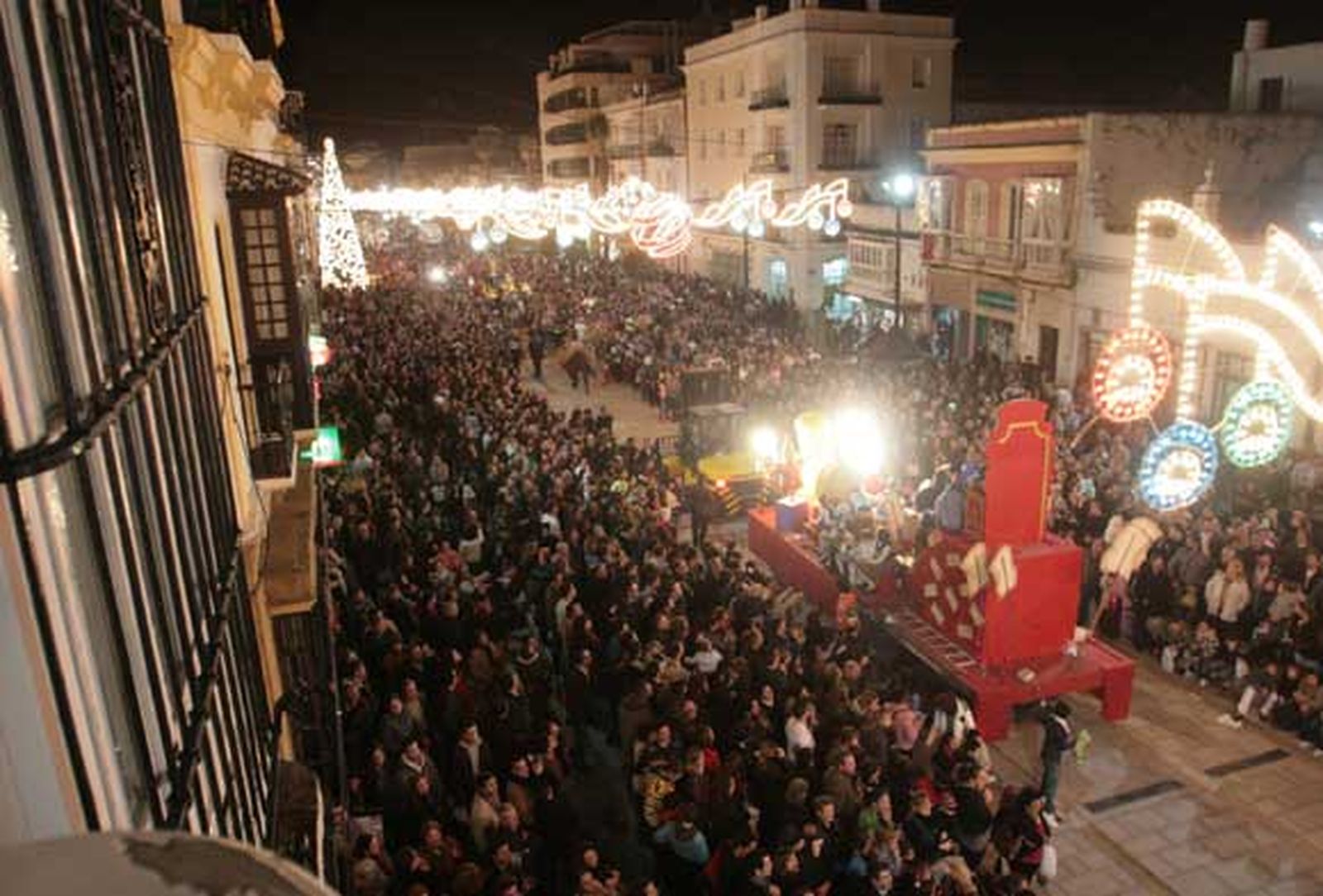 Niños y mayores disfrutaron de una tarde de ilusión que presagiaba la llegada de una noche mágica

Foto: Elias Pimentel