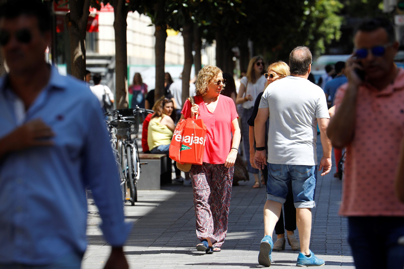 Varias personas de compras por la calle Cruz Conde de Córdoba.