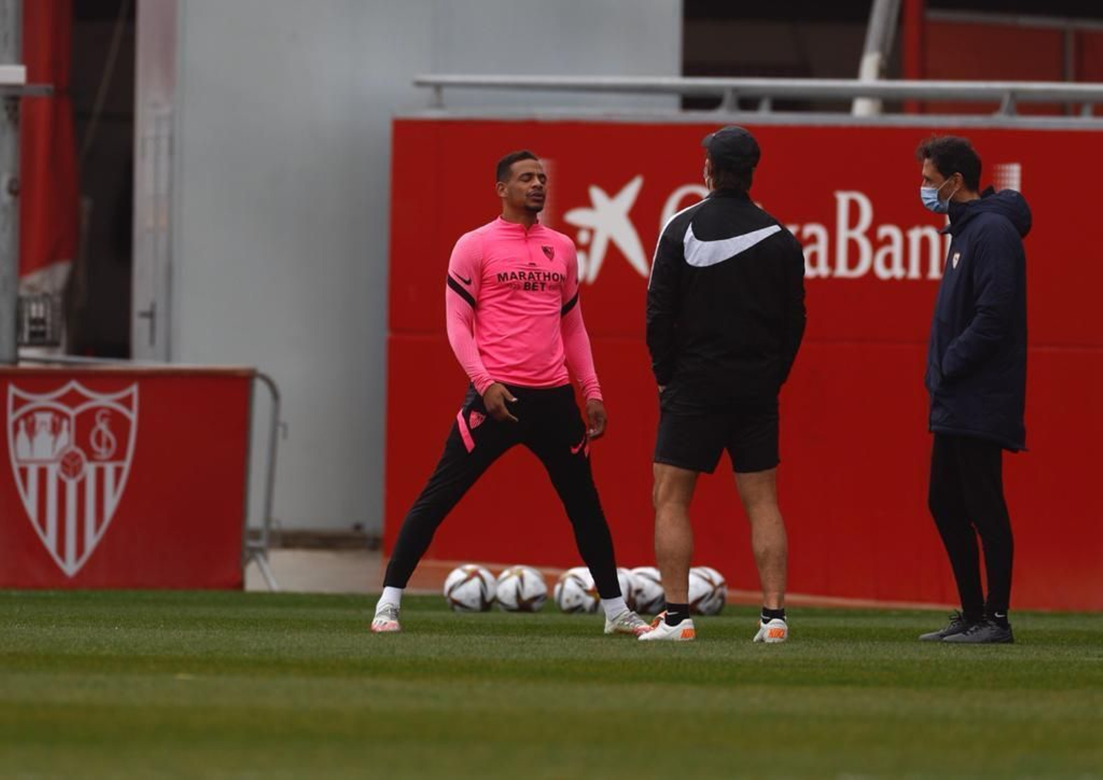 Lopetegui habla a Fernando, junto a su ayudante Pablo Sanz, en el entrenamiento de ayer.