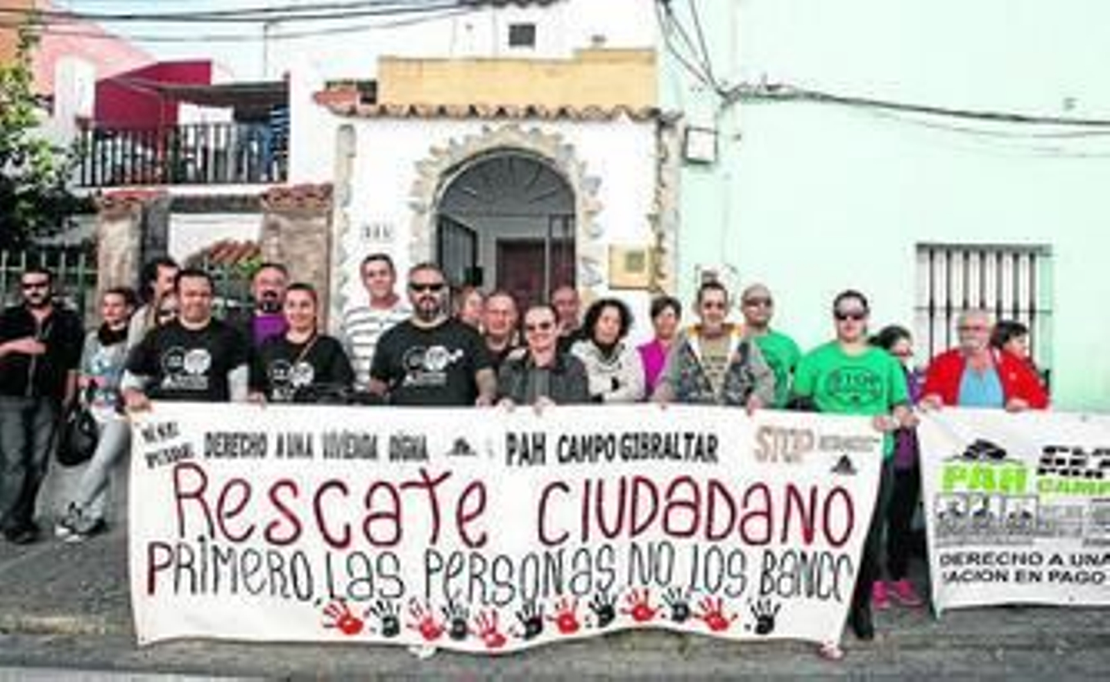 La Plataforma de Afectados por la Hipoteca acudió ayer a la vivienda para ayudar a la familia.