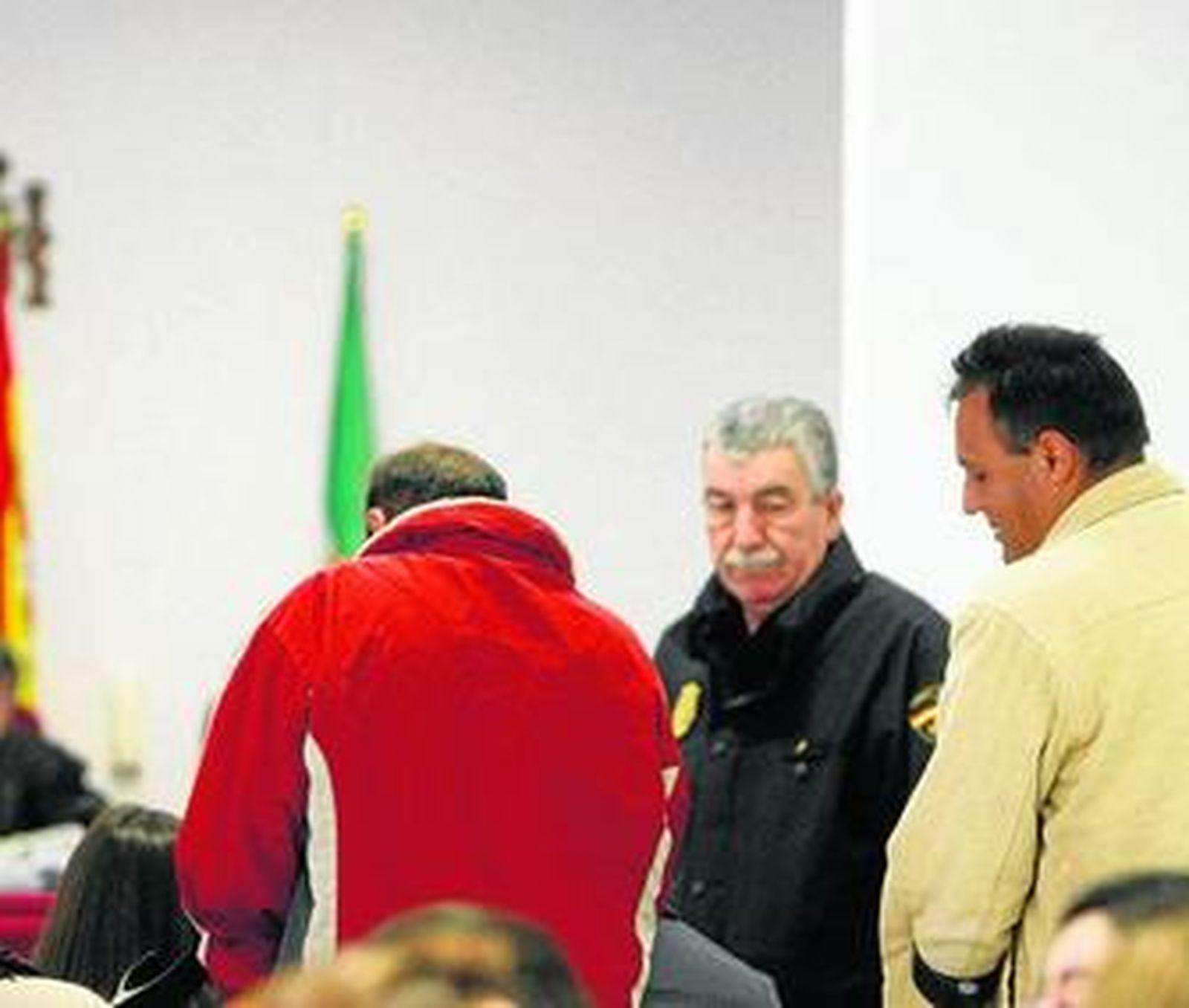 Fernando y Francisco Flores Nieto se disponen a sentarse en el banquillo de la sala de la Audiencia Provincial.