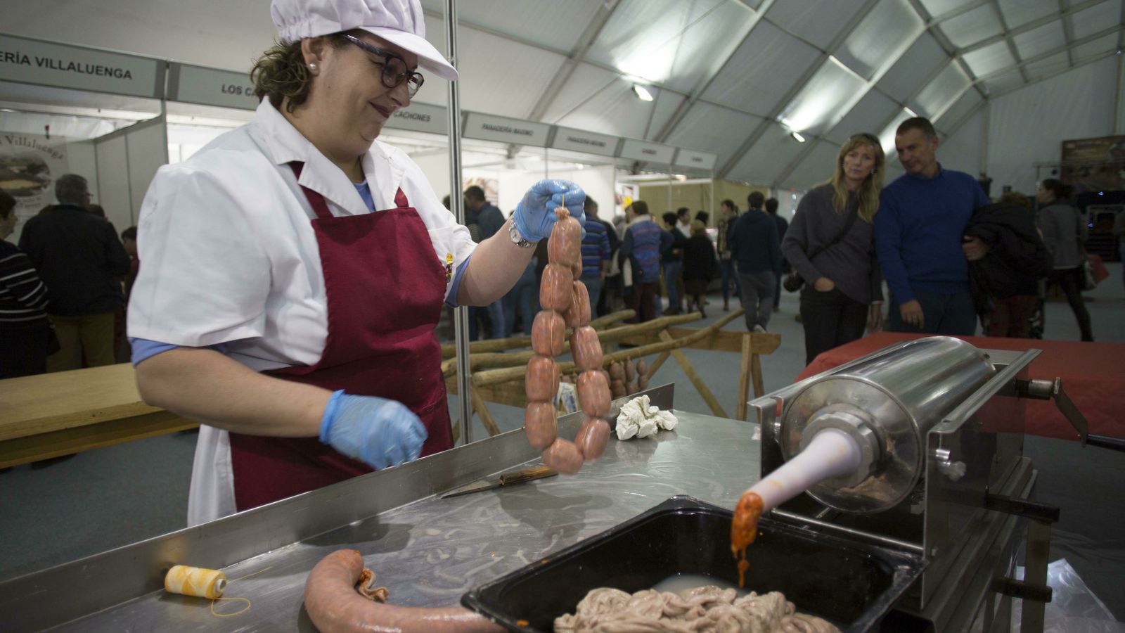 Demostración del envasado de chorizo.
