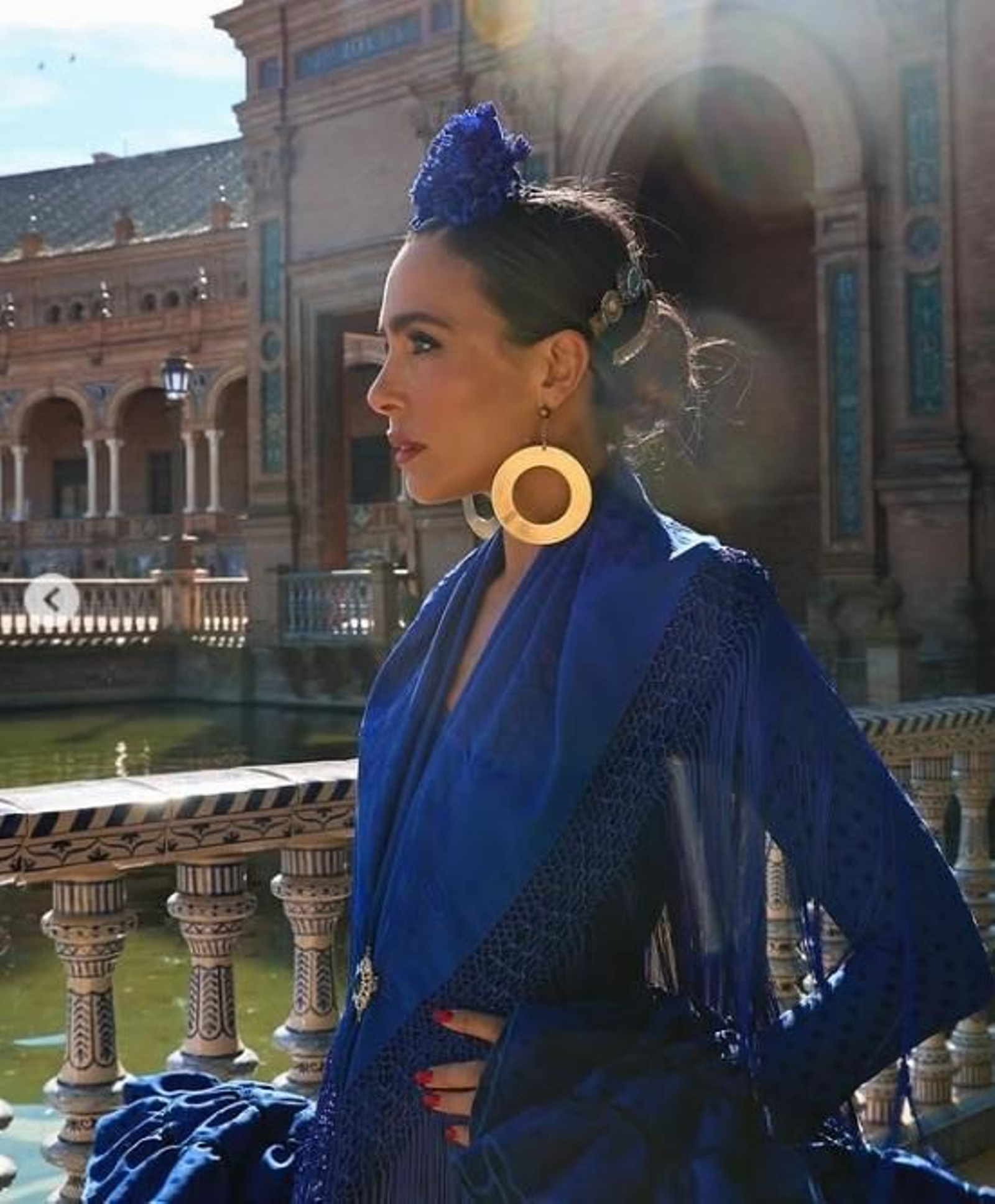 Rocío Osorno vestida e flamenca con un recogido básico.