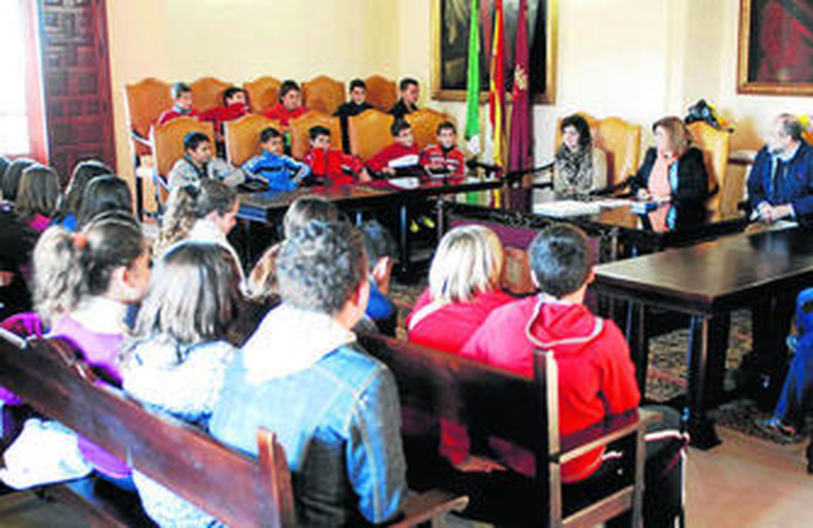 Escolares de los centros educativos de Arcos, ayer, durante una sesión plenaria muy especial.