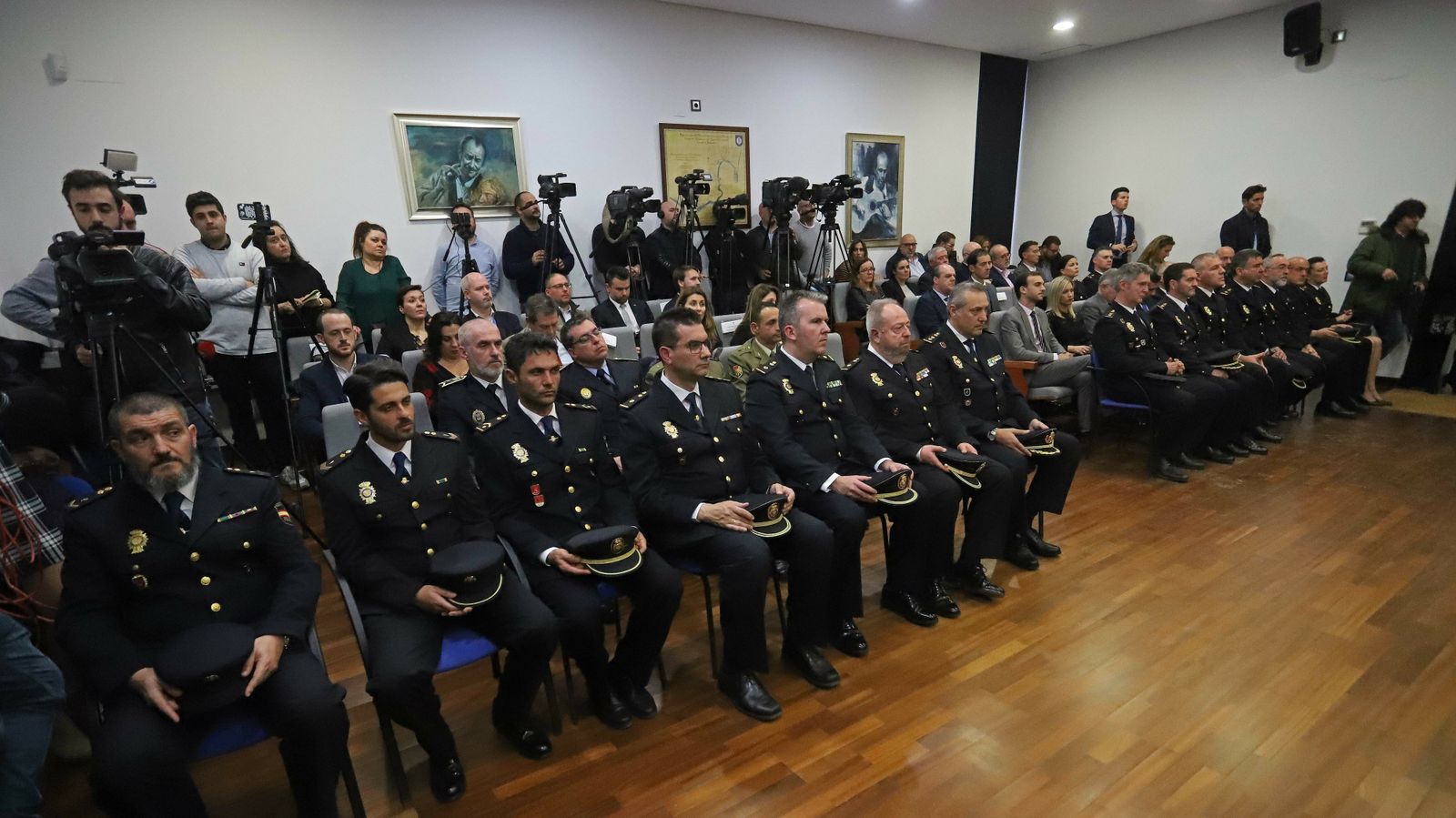 Fotos del acto de entrega de la Medalla de la Mancomunidad a la Policía Nacional