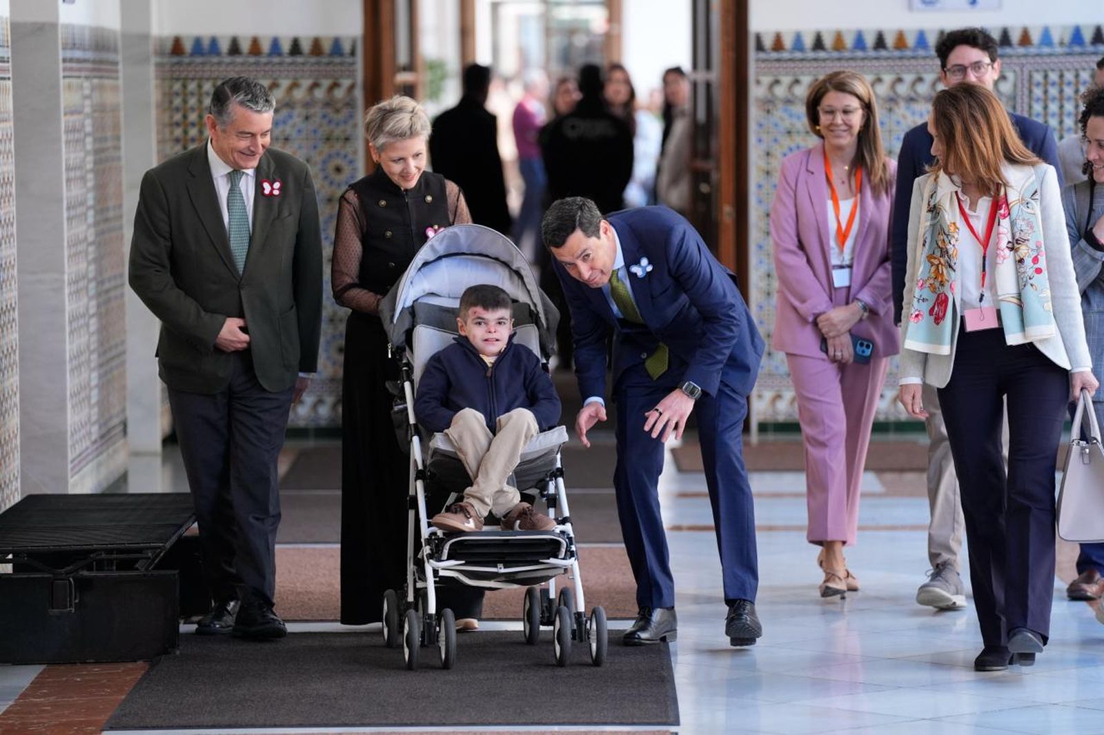 Juanma Moreno y Antonio Sanz con Leo y su madre, Lidia, además de otros miembros de la asociación Debra.