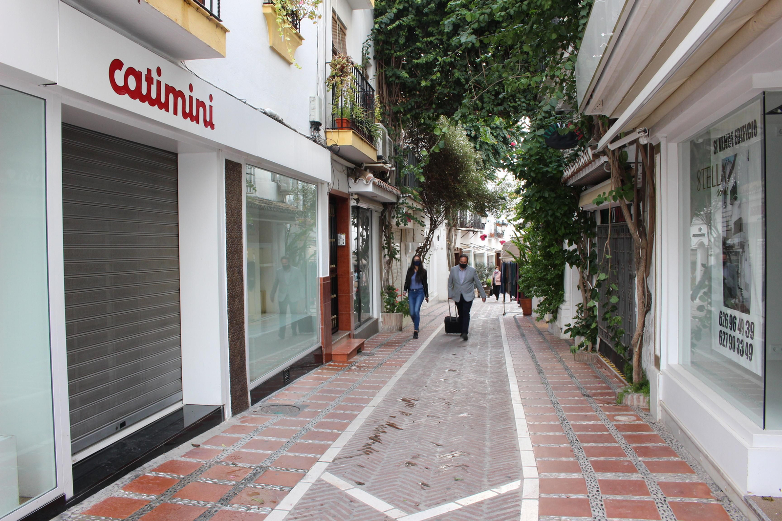Vista de la céntrica calle Nueva, en Marbella, con locales vacíos o cerrados.