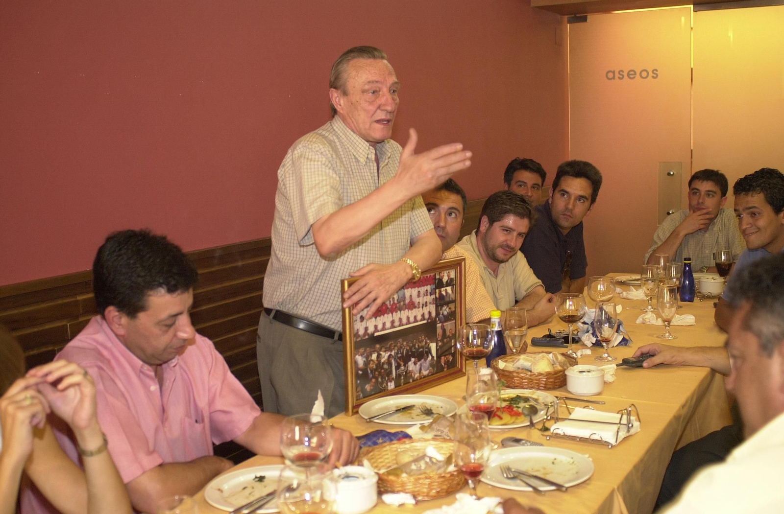 El homenaje que le dio la prensa deportiva sevillana cuando dejó la presidencia del Sevilla