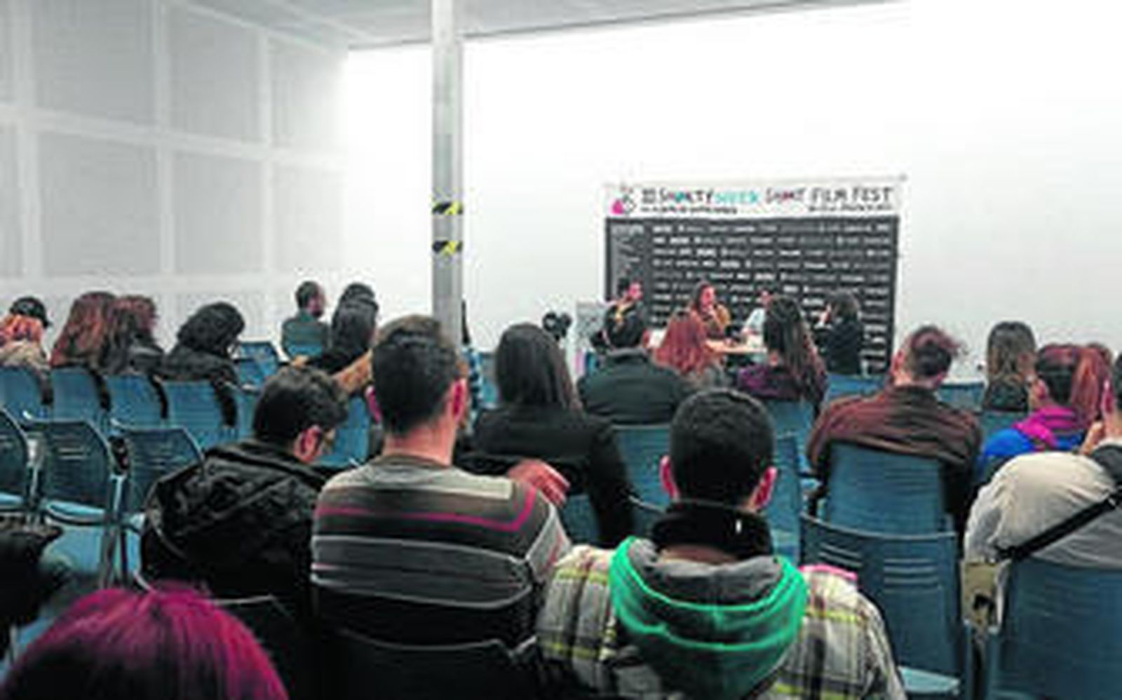 1. Una imagen de la mesa redonda celebrada en torno a la supervivencia de festivales de pequeño presupuesto. 2. El actor Bruto Pomeroy habló a los asistentes a su ponencia sobre la recientemente creada Escuela de Cine de la Universidad de Cádiz (UCA). 3. Uno de los drones que se utilizaron ayer en la ponencia sobre el uso audiovisual de estos artilugios.