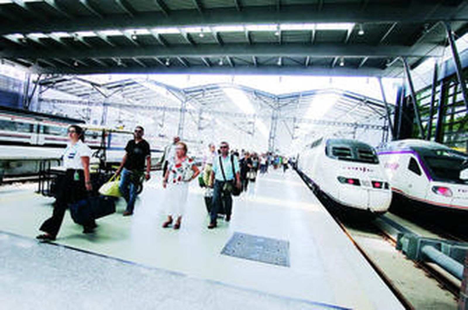 Viajeros a su llegada a la estación María Zambrano de Málaga.