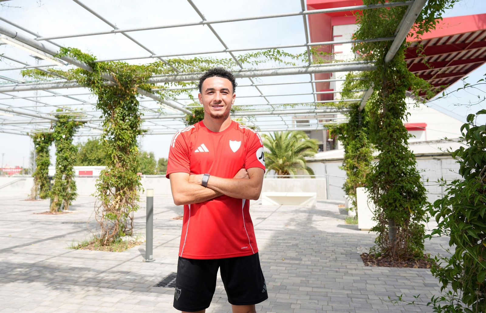 Rubén Vargas posa en la pérgola ante el estadio Jesús Navas.