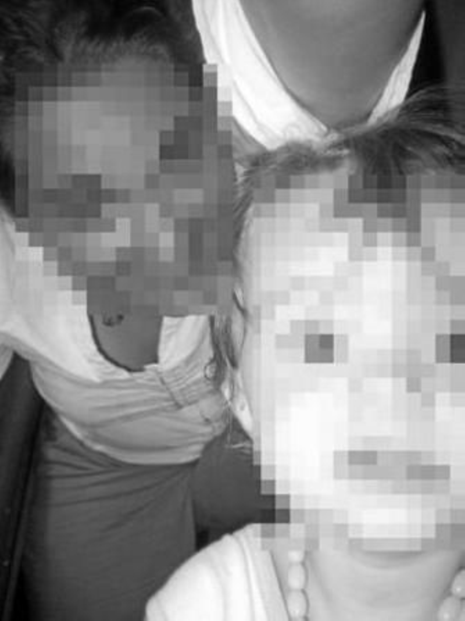 Un bebé con un collar que supuestamente facilita la dentición.