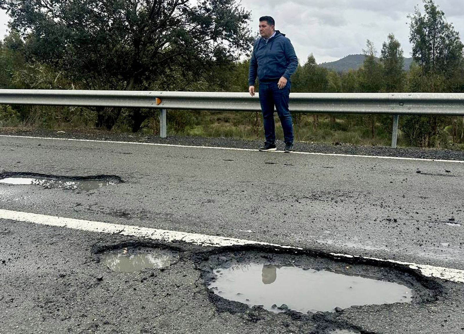 El coordinador provincial de IU en Huelva, Marcos Toti, en un punto de la carretera autonómica A-478
