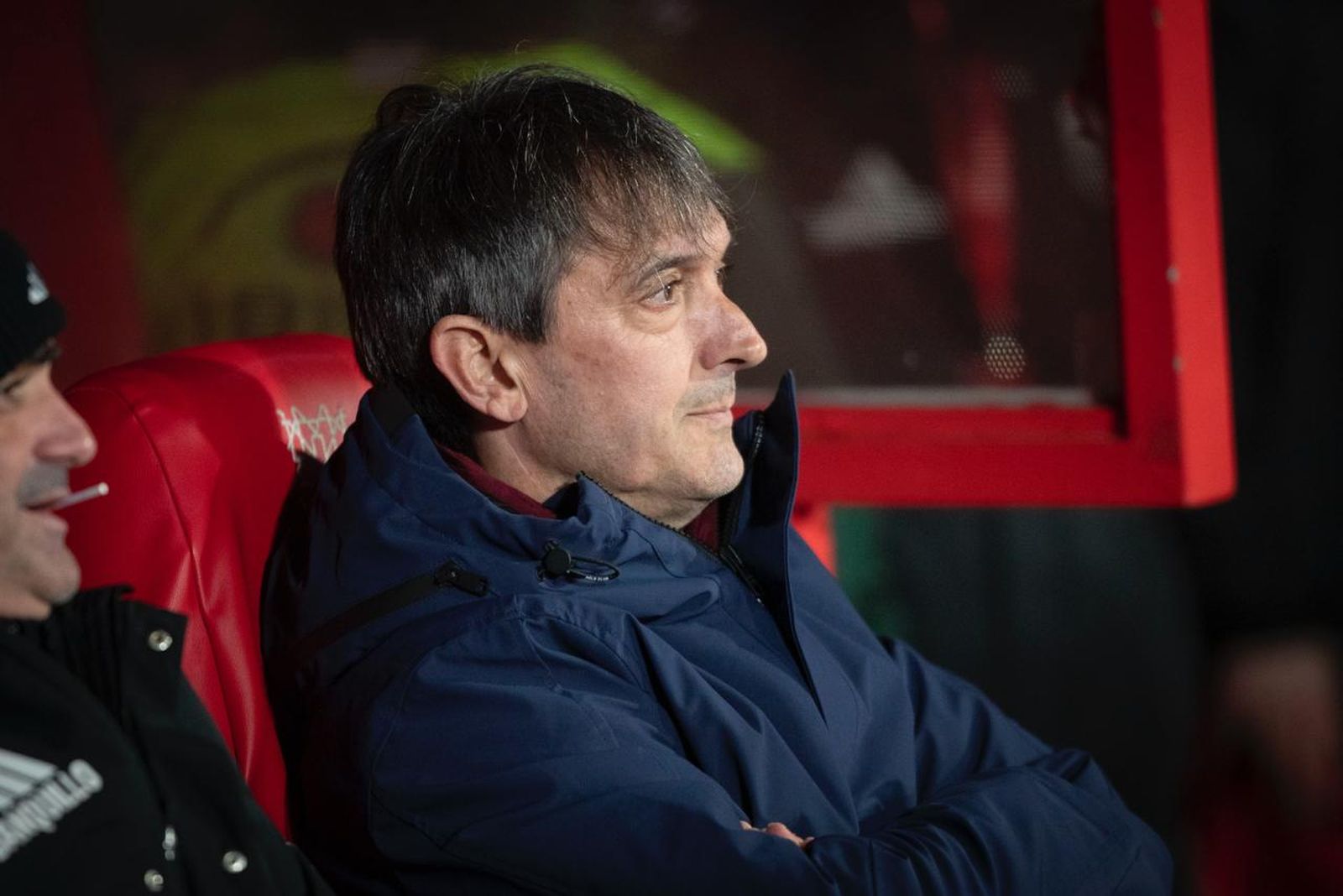 Pacheta viendo el desempeño de sus jugadores desde su banquillo.