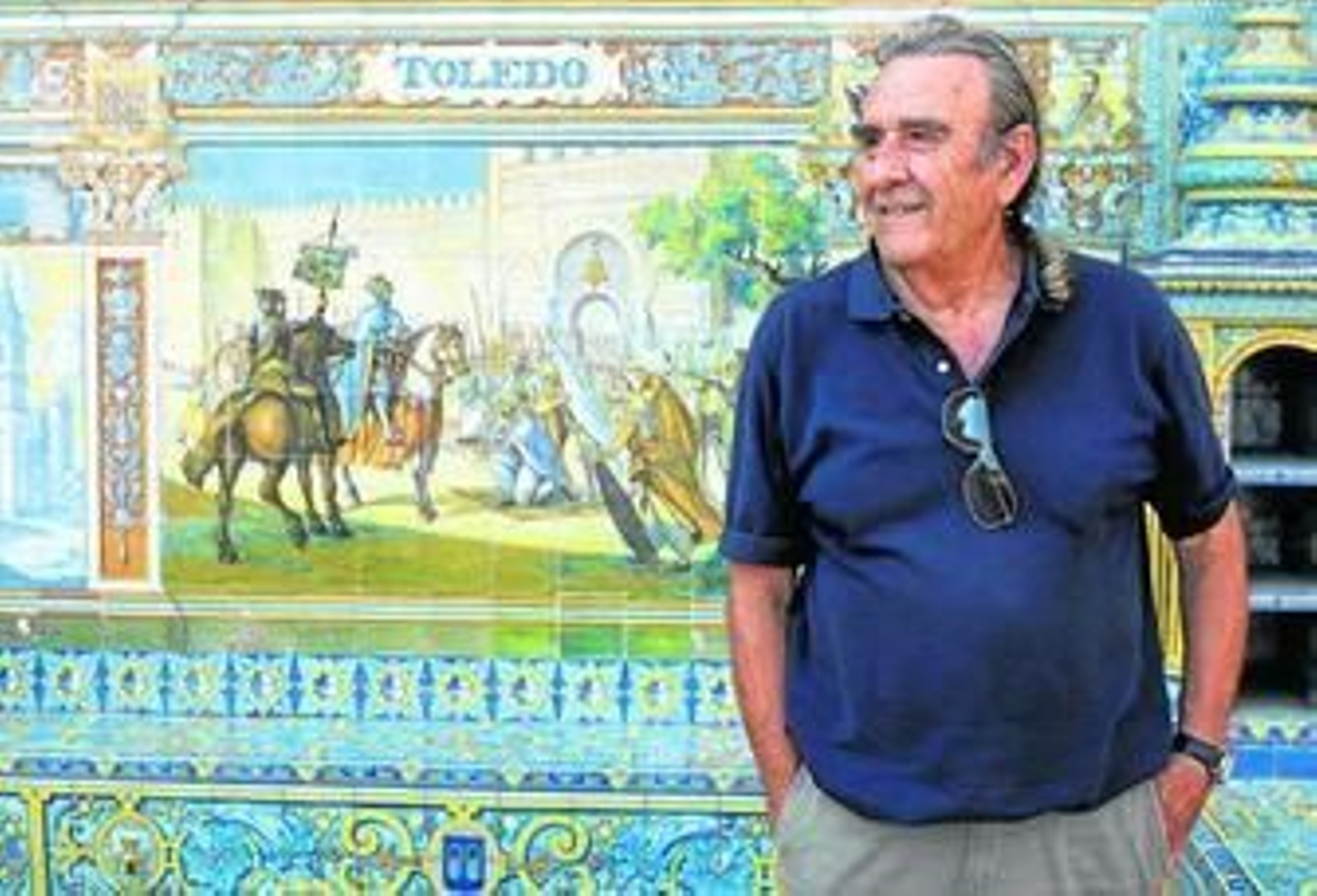 Jesús Rodríguez Vargas, en el banco de Toledo, hecho por un ceramista de Talavera de la Reina.