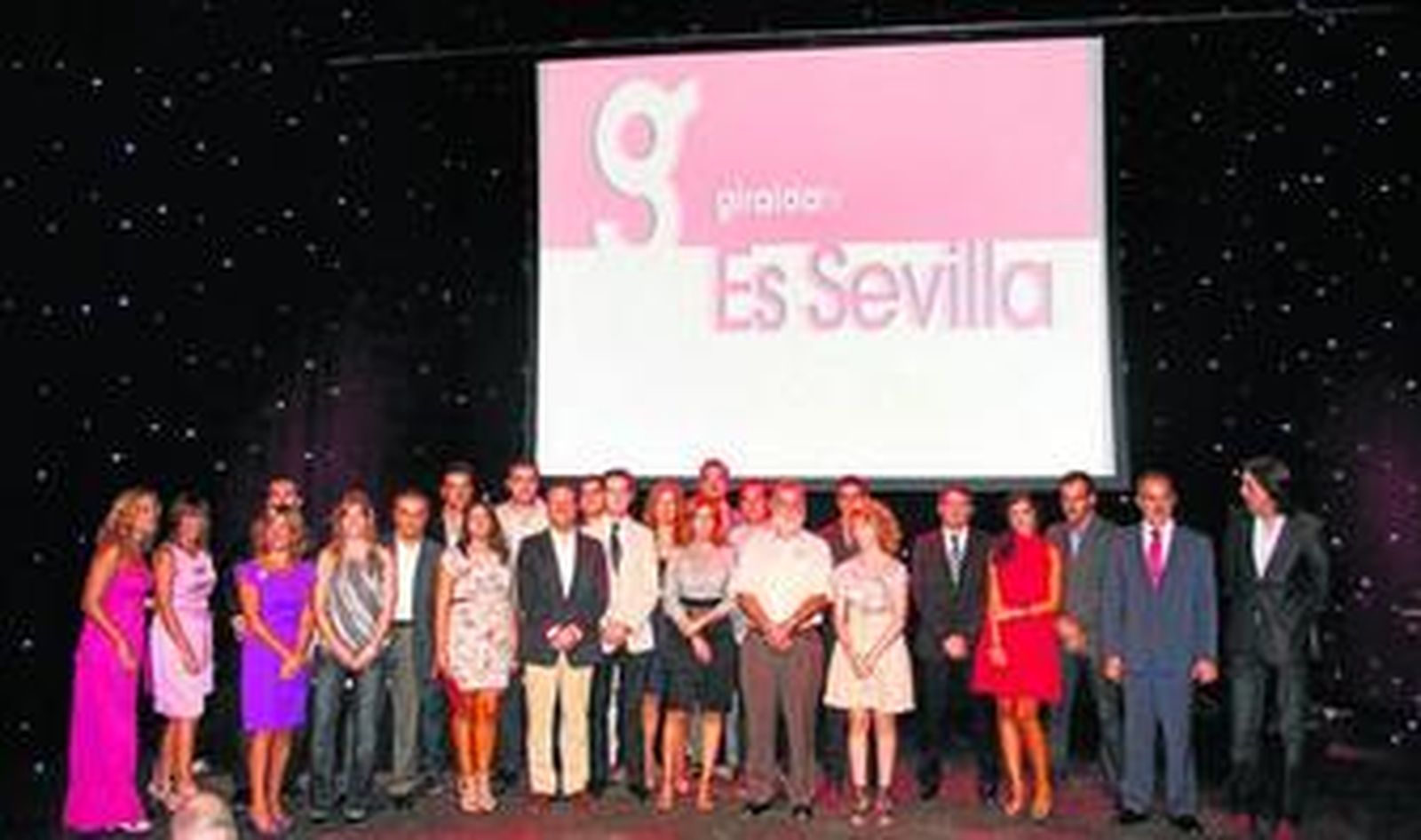 Los presentadore de Giralda TV junto a Maribel Montaño, Antonio Rodrigo Torrijos (centro) y Antonio Silva, durante la gala.