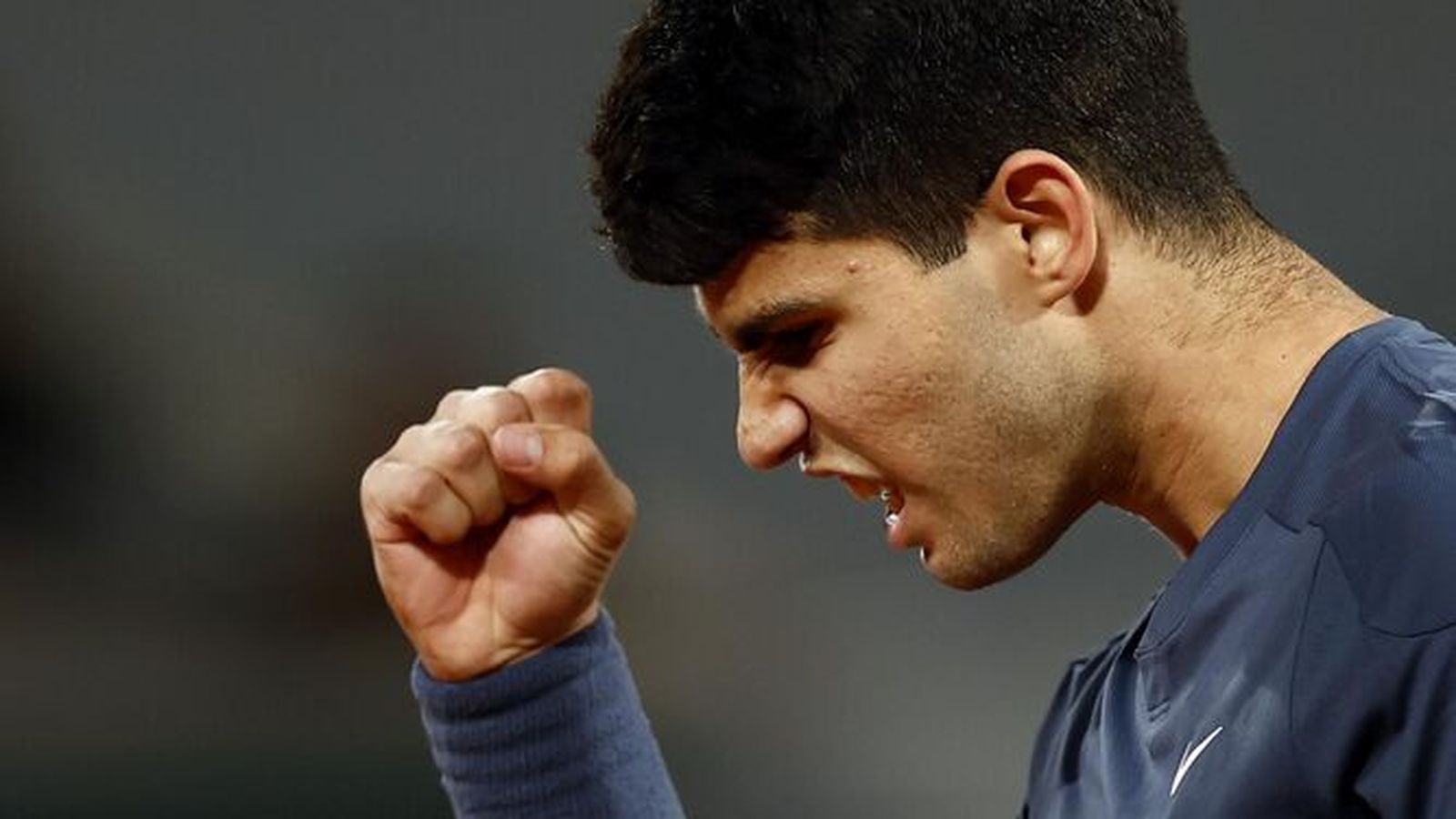 Alcaraz celebra un punto con rabia frente a Tsitsipas.