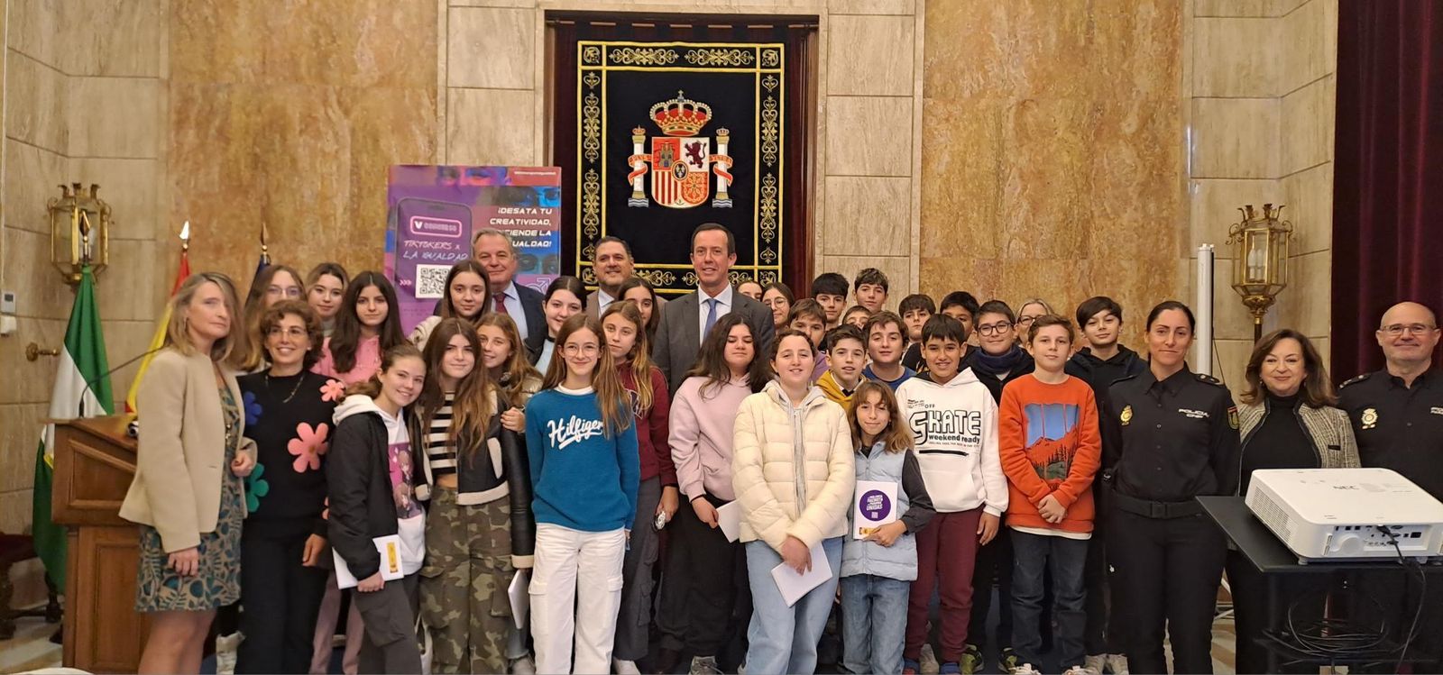 Alumnado del IES Celia Viñas en la presentación del concurso 'Tictokers por la Igualdad' en la Subdelegación del Gobierno.